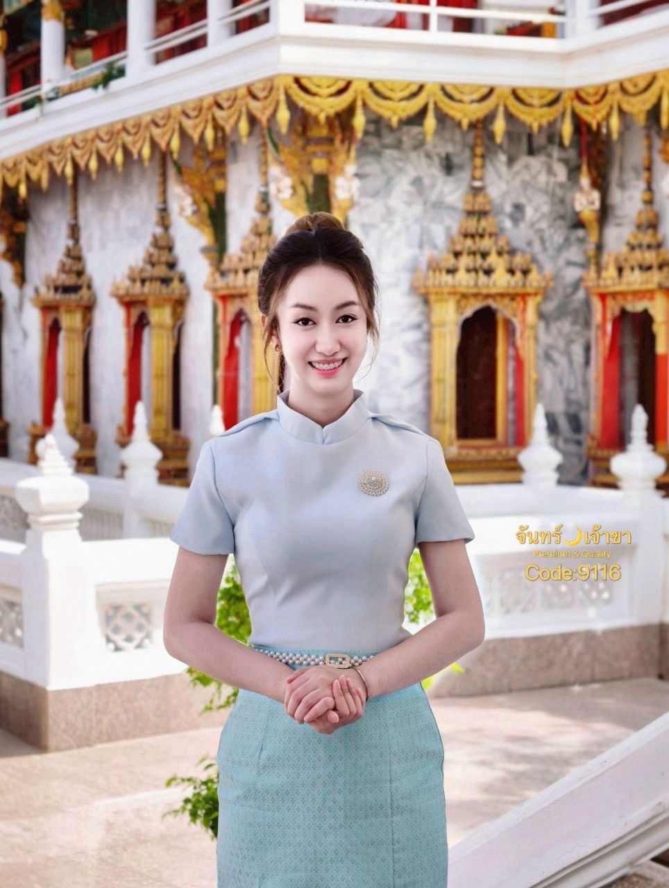 ชุดไทยงามอย่างไทย เสื้อสีฟ้าหน้าอกมีฟองน้ำ มีซับในอย่างดี มีซิบด้านหลัง มีเข็มกลัดติดที่หน้าอก ถอดออกได้ มีเข็มขัดมุก ใส่เข้าชุด ใส่เอาเสื้อออกแล้วคาดเข็มขัดก็สวย หรอจะเอาเสื้อใส่ทับในผ้าถุงก็ดูดีมาก ใส่ไปงานวันแม่ งานบวช งานแต่ง เป็นตรีมเพื่อนเจ้าสาว มีซ