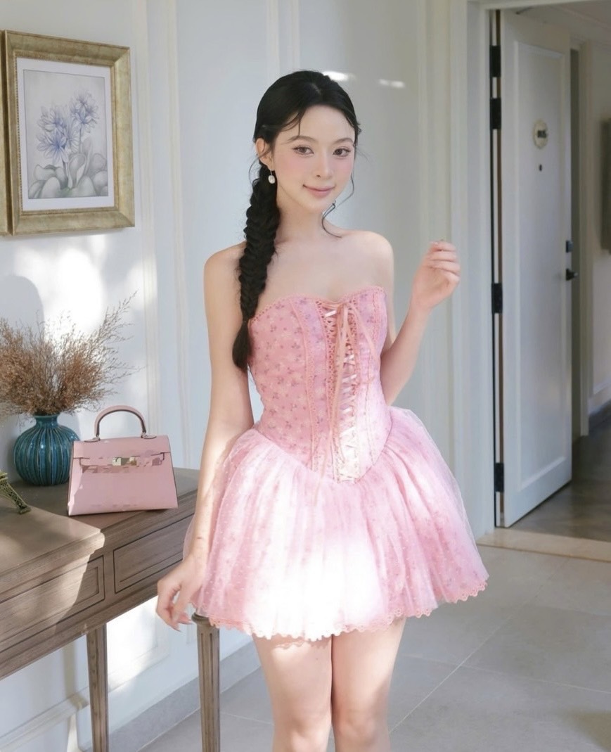 Dress เกาะอก สีสันสดใส โลกกลายเป็นสีชมพูมาก สำหรับชุดนี้ด้วยผ้าชีฟองบางเบา เนื้อดี มีซับทั้งตัว ช่วงบนตกแต่งด้วยสายริบบิ้น มีฟองน้ำเสริมหน้าอก ช่วงล่างกระโปรงพอง ด้วย ผ้ามุ้งด้านใน มีซับกระโปรง ชุดนี้งานสวย ใส่ออกมาน่ารักมาก💯