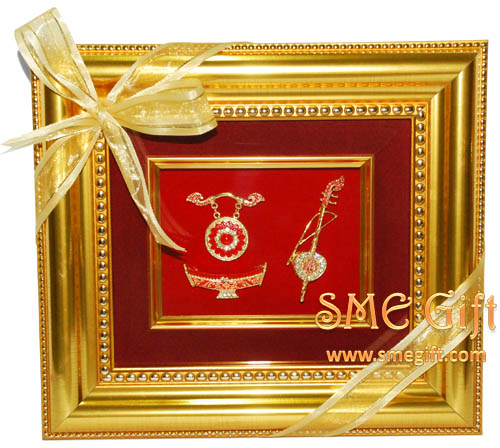 กรอบรูปหลุยส์ เครื่องดนตรีไทย+กล่องผ้าไหม 000806 ชิ้น