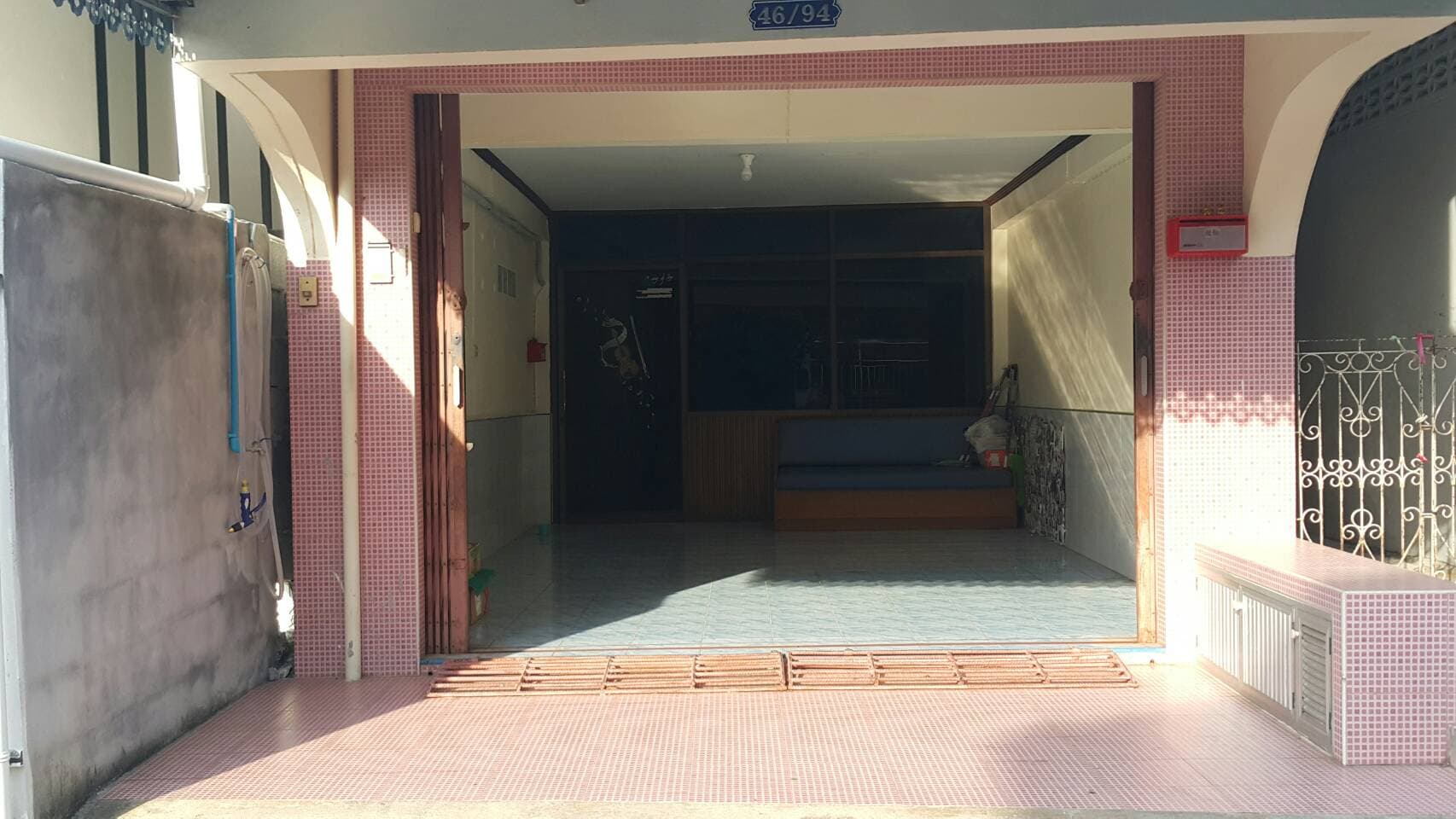 ขายบ้านทาวน์เฮาส์ 3 ห้องนอน 3 ห้องน้ำที่จอดรถพร้อมเข้าอยู่ ถ.นิพัทธ์สงเคราะห์ 3 ใกล้ห้างบิ๊กซีคลองแห 1.3 กม. ใกล้แหล่งงานเดินทางสะดวก อ.หาดใหญ่ จ.สงขลา