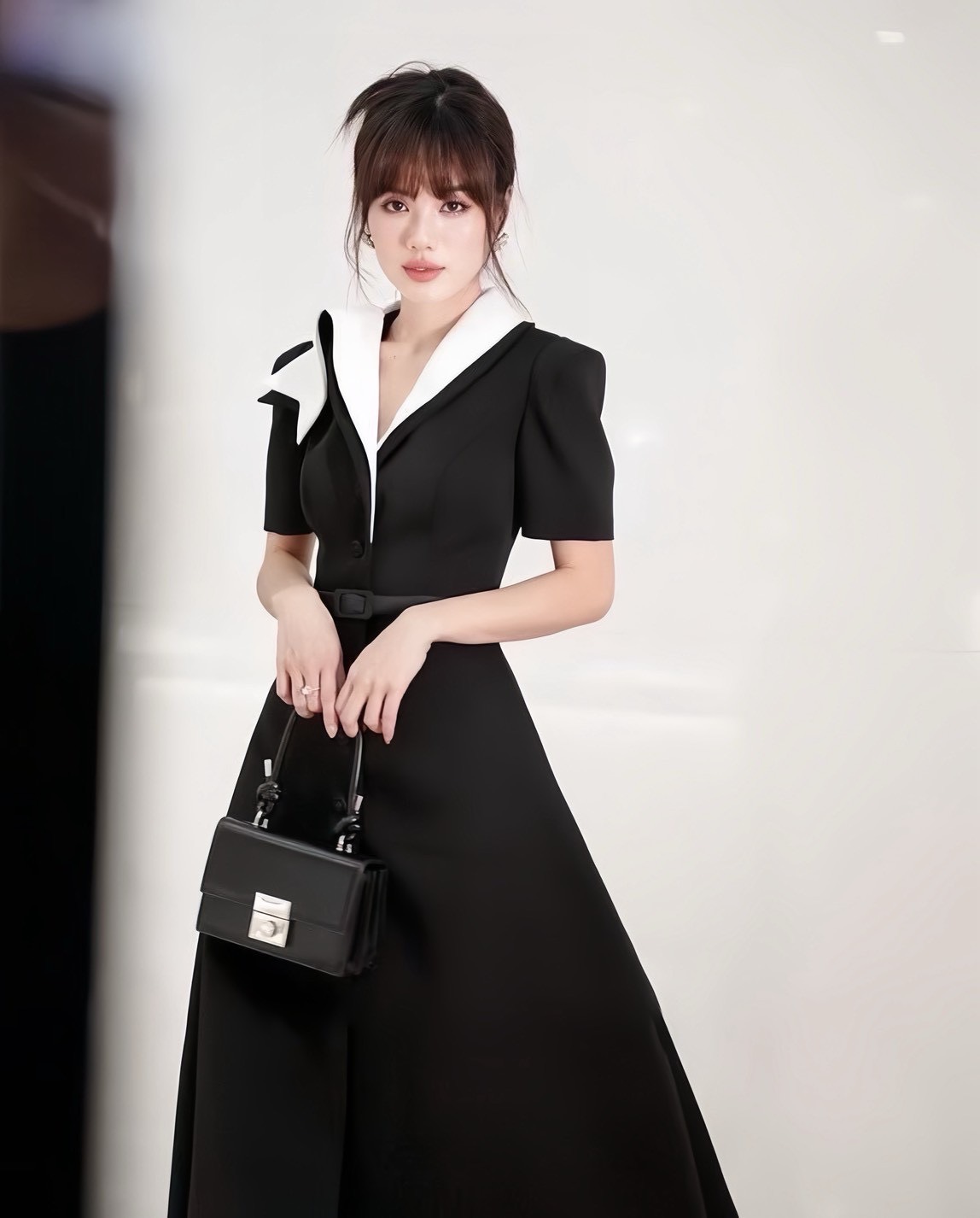 เดรสตังยาวสีดำ มาในทรงคอปกทูโทนตั้งสวยสง่า ดีไซน์สวย หรู old money ดูแกรมมากๆค่า ต้องมีเลยค่า