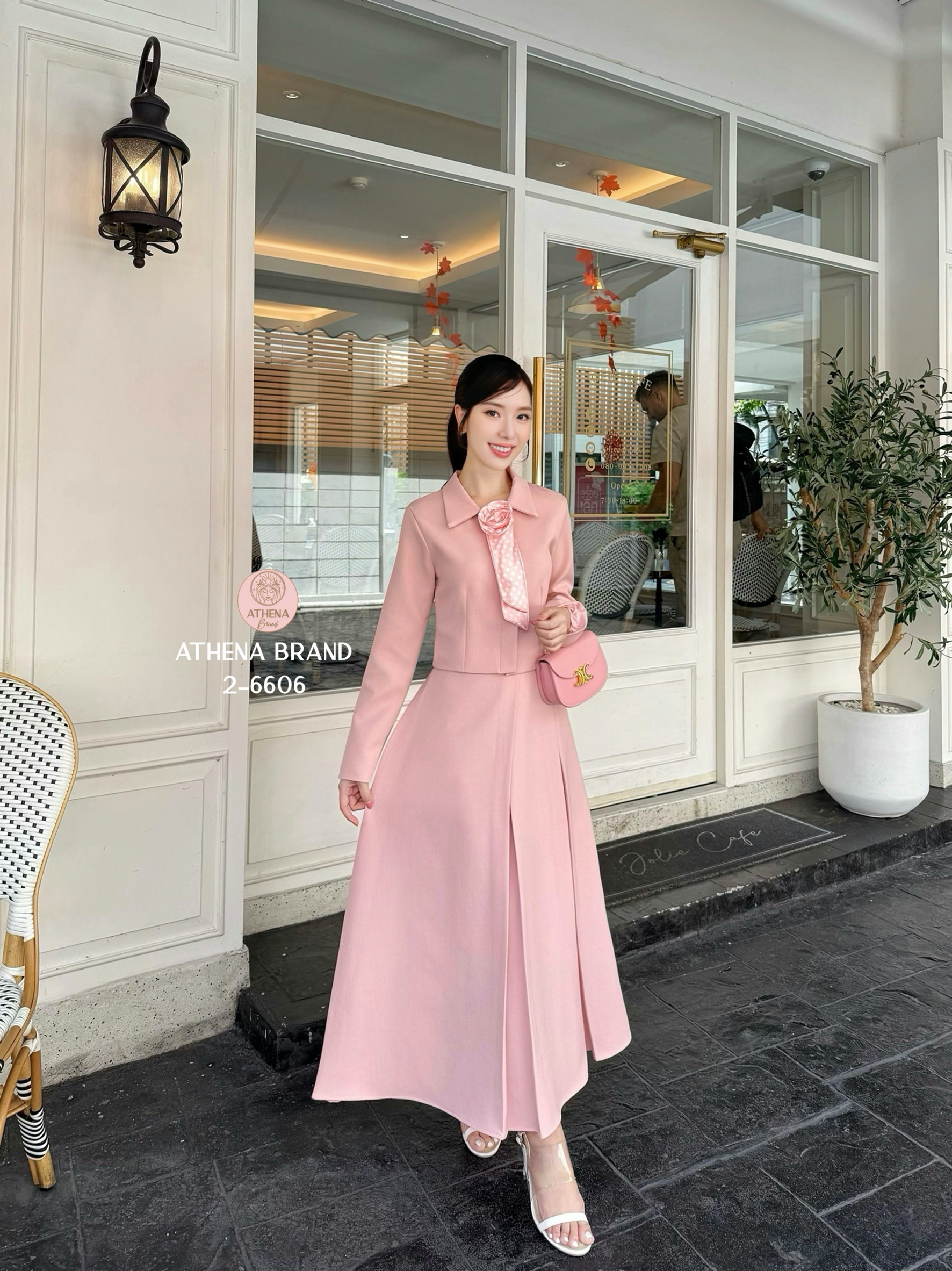 Tag 🔖 :Athena (อธีน่า) Brand Detail :: เสื้อ+กระโปรง+เข็มกลัดดอกไม้ Set 3 ชิ้น เสื้อสูทแขนยาวคอปกดีไซน์ด้านหน้าแต่งกระดุมเรียงสามารถแกะใช้งานได้จริง ตกแต่งเข็มกลัดดอกไม้(สามารถถอดออกได้)ช่วงไหล่เสริมฟองน้ำให้ดูสง่า แมตช์มาคู่กับกระโปรง มีกระเป๋าใช