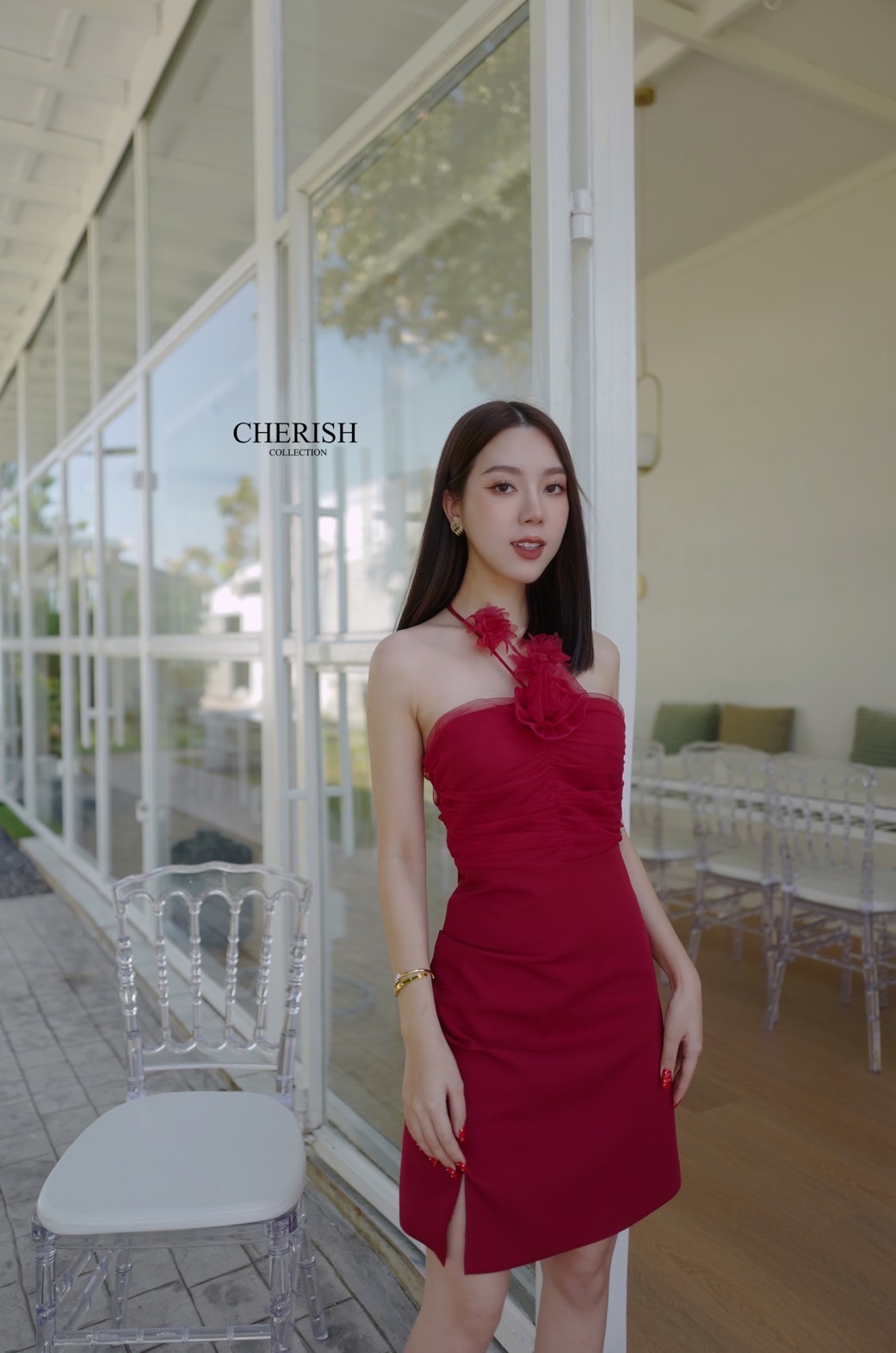 มินิเดรสสายหวานตัวเดรสผูกคอพร้อมตกแต่งดีเทลดอกไม้ ที่เชือกผูกคอ(ตัวดอกไม้เป็นเข็มกลัดสามารถติดตรงไหนก็ได้ตามใจชอบ) ช่วงอกตกแต่งผ้าชีฟองให้ดูหวานละมุนขึ้นอีก สาวหวานต้องมีนะคะ 💗
