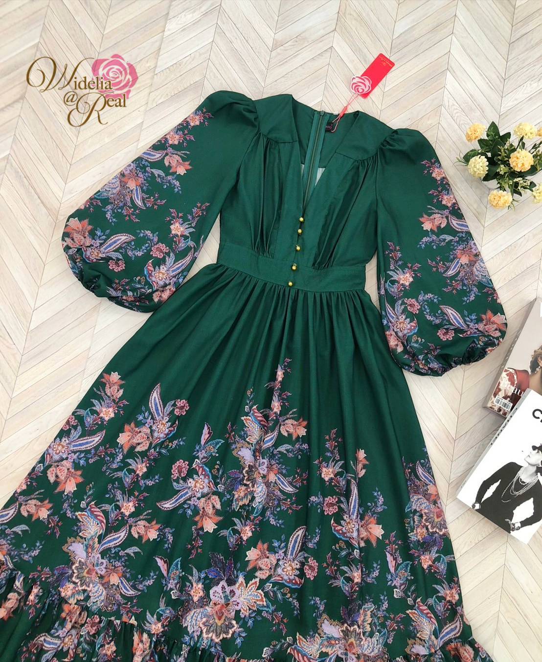 Maxi Dress แม็กซี่เดรส ตัวยาวแขนยาว ท่อนแขนพองทรงสวย คอวีมีกระดุม พิมพ์ลายดอกไม้สวย เนื้อผ้าอย่างดี งานเกรดพรีเมี่ยมแนะนำเลย รับรองใส่ออกมาไม่ผิดหวัง บอกเลยห้ามพลาดเด็ดขาดงานดีงานสวยจริงต้อง Widelia @ Real