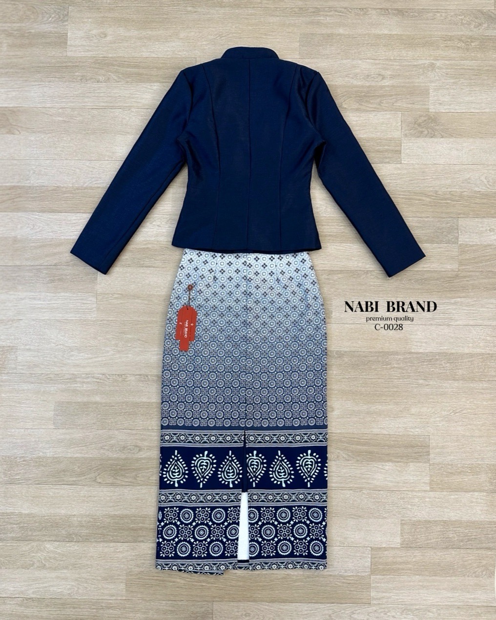 ชุดเซ็ตเสื้อแขนยาวสีกรม แต่งกระดุมด้านหน้า ดีไซน์สวยหรู มีฟองน้ำในตัว ผ้าอยู่ทรง มาคู่กระโปรงพิมพ์ลายสีกรมตัดขาว ผ้านุ่มนวลใส่สบายมากๆ ผ่าด้านหลังเพื่อเดินสะดวก งานซิปหลังทั้งคู่ สวมใส่ง่าย สามารถ ใส่ออกงาน ใส่ไปวัด งานมงคล ได้เลยค่ะ ห้ามพลาดนะคะ สวยหรูสม