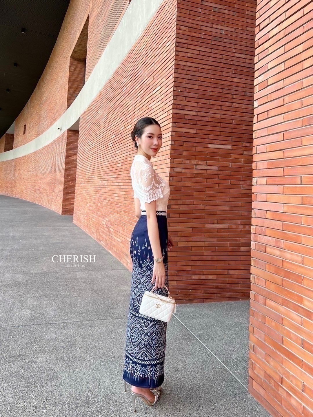 เซ็ทชุดไทย ชุดงานบุญ 3 ชิ้น เสื้อลูกไม้แต่งกระดุมมีซับในอย่างดี ใส่คู่ผ้าถุงสำเร็จเนื้อผ้าใส่สบาย จัดเข็มขัดมุกมาให้ครบเซ็ท สาวๆสายบุญ หรือจะใส่เป็นธีมชุดเพื่อนเจ้าสาวก็เหมาะ ใส่ได้ทุกเทศกาล ไม่ว่าจะออกงานไหน ก็สวยยืนหนึ่งค่ะ🩷