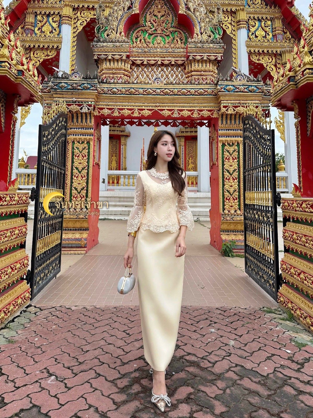 ชุดเซตลูกไม้+ผ้าถุง เรียบหรูดูแพง เนื้อผ้าดีมาก เสื้อลูกไม้สวยหรู มีเข็มกลัดติดที่หน้าอก สามารถถอดออกได้ หน้าอกมีฟองน้ำ มีซับใน มีซิบด้านหลัง มาคู่ผ้าถุงทรงสวย มีซับในอย่างดี จะใส่ไปงานบุญ งานบวช งานแต่ง ชุดนี้เหมาะสมมาก หรอใส่ออกงาน ดูดีมาก