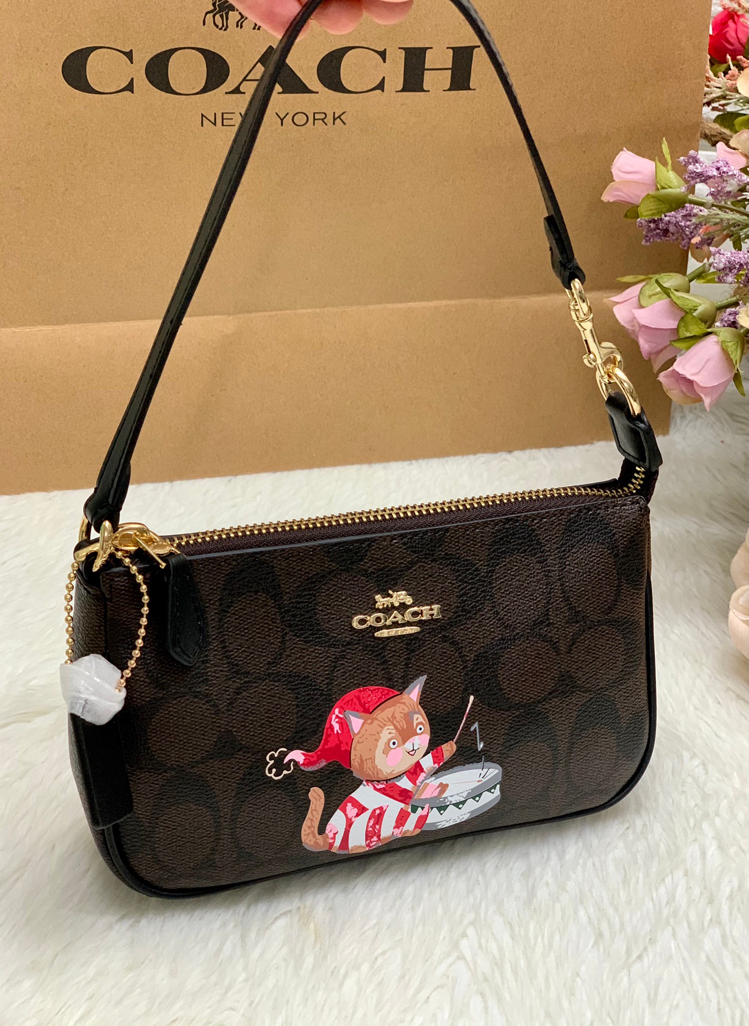 กระเป๋าสะพายไฮโซน่ารักลายคริสมาตร์ แบรนด์เนมโค้ชสีน้ำตาลดำลายC COACH NOLITA HANDBAG