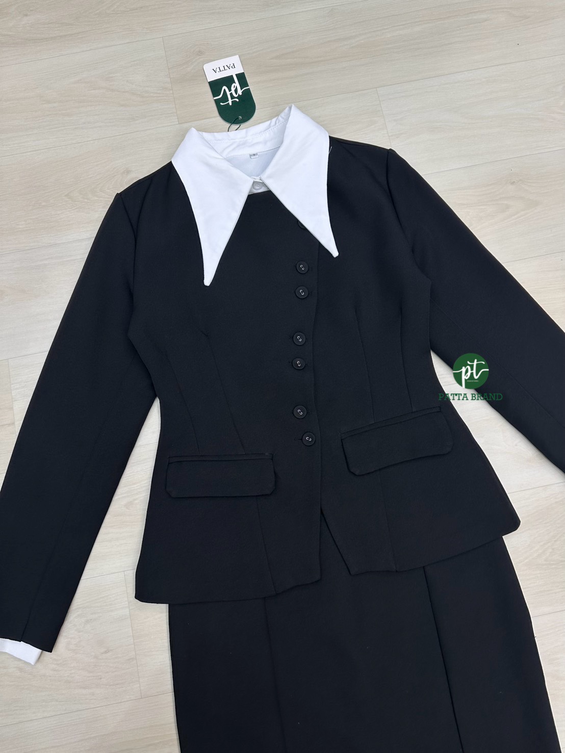 Set 3ชิ้น สุดคุ้ม เสื้อคลุมเบเซอร์แขนยาว สีดำ ดีเทลกระดุมหน้ายาว และกระเป๋าหน้าใช้งานได้จริง มาพร้อมเสื้อเซิ้ตคอปกสีขาวผ้านิ่มใส่สบาย แมทซ์กับกระโปรงยาวทรงสอบสีดำ ดีเทลแต่งผ่าหลังยาว (ซิปหลัง) ใส่คู่กัน สวย เนื้อผ้าดีสุดๆ ลุคCEO ติดแกรม