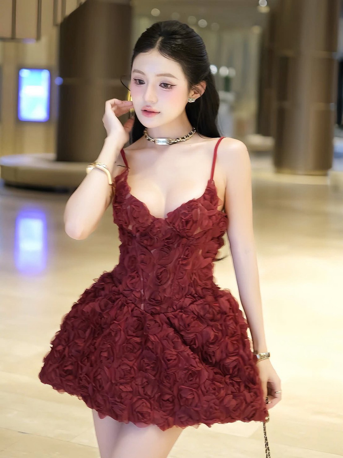 เดรสดอกไม้ 3D🌺 เดรสสีแดงชุดนี้จะใช้ผ้าลายดอกไม้ 3D เนื้อนิ่ม ไม่คัน เป็นเดรสทรงเข้ารูป ทรงสายเดี่ยว ตรงสายสามารถปรับระดับได้ อกมีฟองน้ำเย็บติดอย่างดี