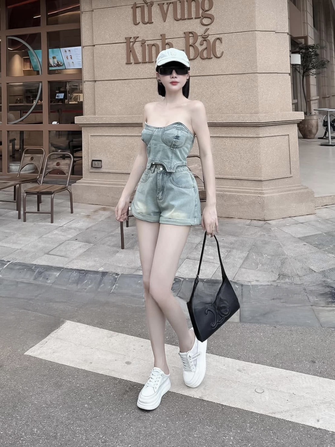 Set 2 ชิ้นผ้ายีนส์สีฟอก เกาอกตัวสั้นอกโค้ง ( ไม่เสริมฟองน้ำและซิปหลังซ่อนอย่างดี ด้านหลังเป็นสม๊อค) เดินตะเข็บแต่งลายให้ตัวชุด เพิ่มความเก๋ด้วยการแต่งขอบเว้าสามารถติดกระดุมเชื่อมกับกางเกงได้ มาพร้อมกับกางเกงขาสั้นเอวสูง มีกระดุมและซิปด้านหน้า มีกระเป๋าล้ว