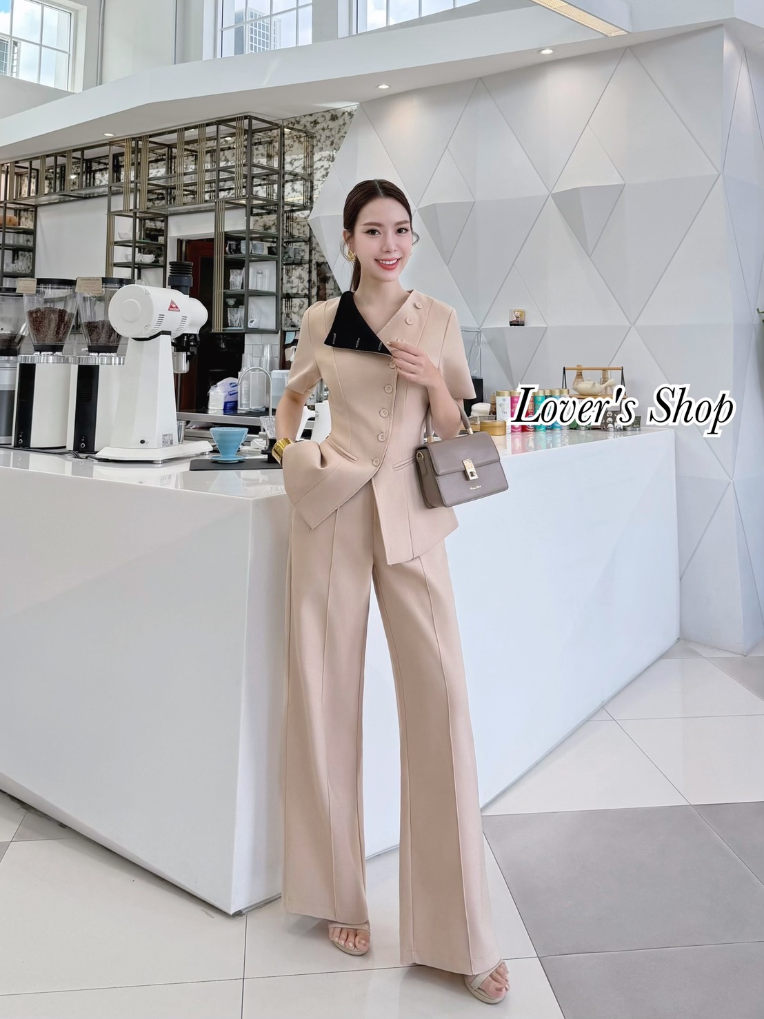 Teg : Lover’s Shop Detail : Set เสื้อ+กางเกง เป็นเซ็ตที่ดีไซน์เก๋ เรียบหรูดูดี ดีเทลเสื้อทรงแขนสั้น (ช่วงปกพับหรือจะติดกระดุมก็ได้ค่ะ) กระดุมหน้า กระเป๋าเสื้อเป็นงานตกแต่งนะคะใช้งานไม่ได้ ตัวเสื้อมีซับในอย่างดีค่ะ แม็ทกับกางเกงขายาวทรงเอวสูง