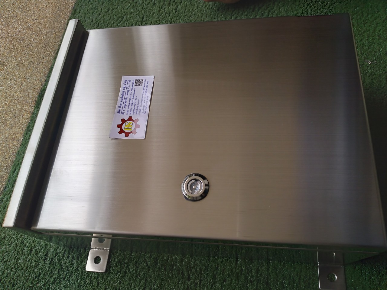 ตู้คอนโทรลสแตนเลส 304 กันน้ำ ฝาช้ันเดียว หลังคาสโลป W280xH350xD150mm. พร้อมหูยึด 4 มุม หนา 2มม.