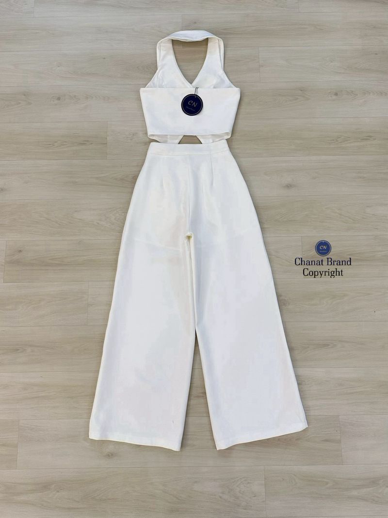 Set 2 ชิ้นสีขาวทั้งชุด ตัวเสื้อคล้องคอ ทรงเข้ารูปมีกระดุมหน้าใช้งานได้จริง ด้านหลังเว้าทรงสวย มาพร้อมกับกางเกงขายาวทรงกระบอกใหญ่ดีเทลจับจับด้านหน้าให้ดูมีมิติ กระดุมและซิปหน้า มีกระเป๋า2ข้าง