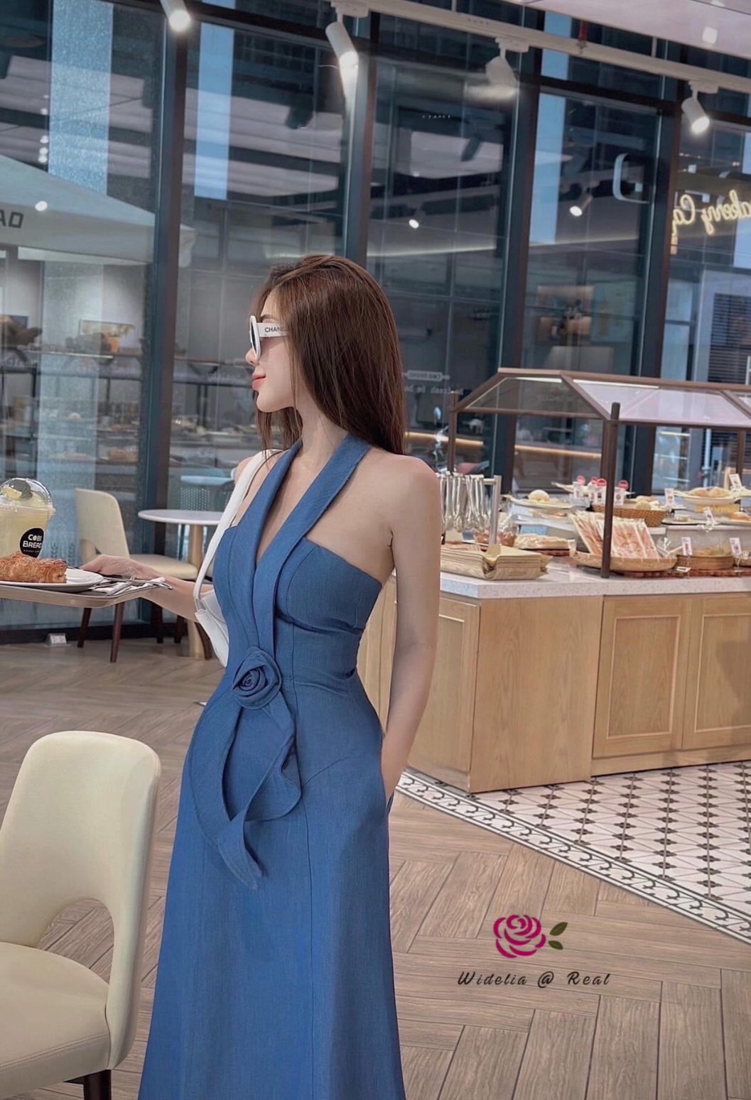 Maxi dress แม็กซี่เดรสตัวยาว อกเย็บดอกไม้ ซิปหลัง เนื้อผ้ายีนส์อย่างดี งานสวยมากๆค่ะชุดนี้ คัตติ้งเนี๊ยบเป๊ะ แนะนำเลย รับรองใส่ออกมาไม่ผิดหวังการันตีให้เลย บอกเลยห้ามพลาดเด็ดขาด งานดีงานสวยแน่นอน