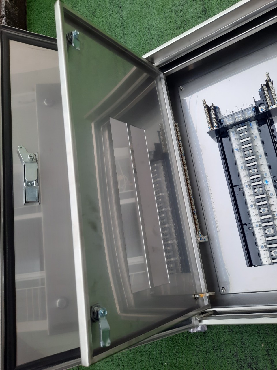 Main LUG 100A ตู้สแตนเลส 304 มีหลังคาสโลป W450xH800xD152mm. (42ช่อง)