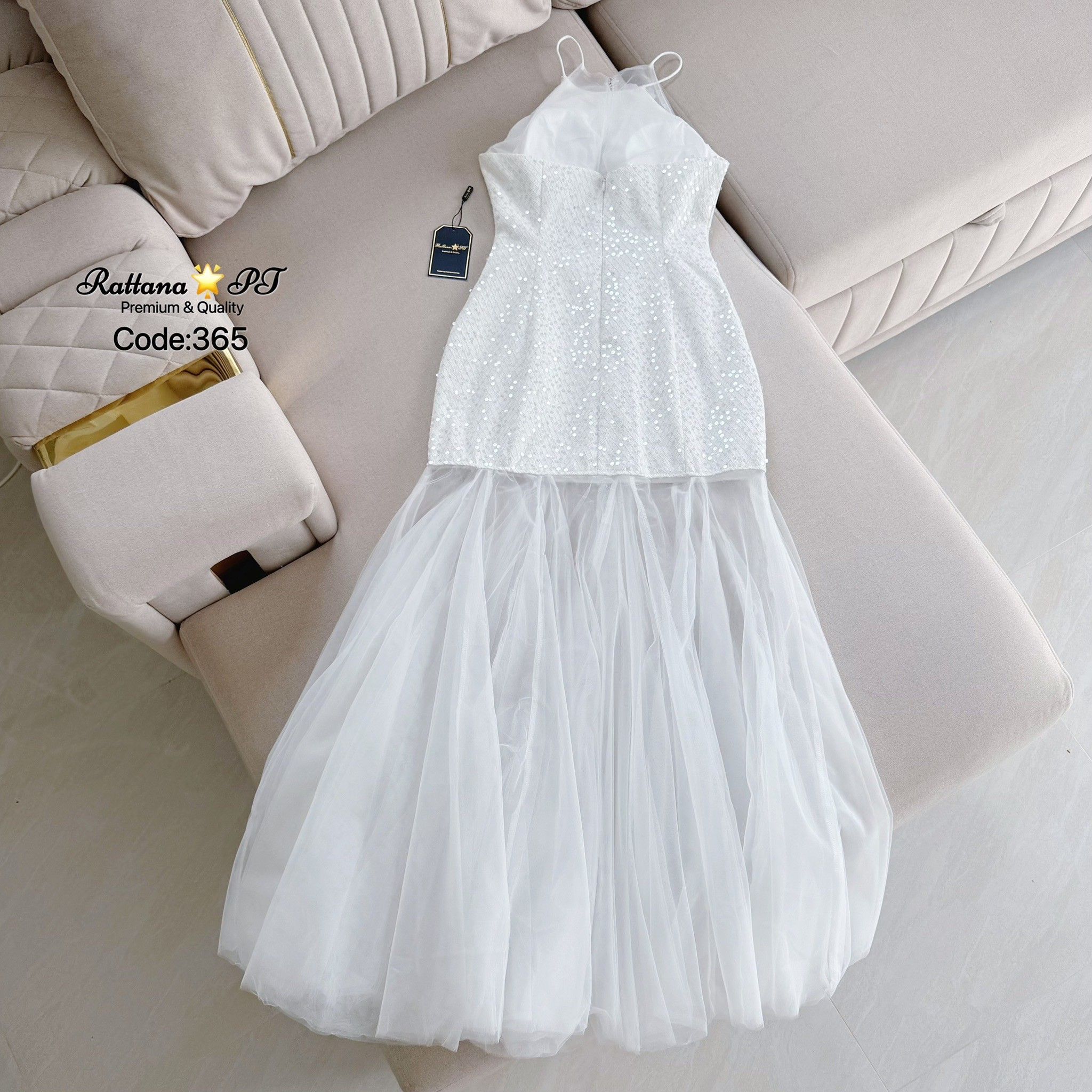 TAG:Rattana🌟PT Code : 395 Detail ::เดรสยาวสีขาว ทรงสวยมาก ดีเทลชุดแต่งดอกไม้ ผ้าเป็นกริสเตอร์ มีความหรูหรา ดูแพง ใส่ดินเนอร์ ออกงาน ออร่าพุ่ง สวยเด่นกว่าใคร ใส่ดูสูงเพียว
