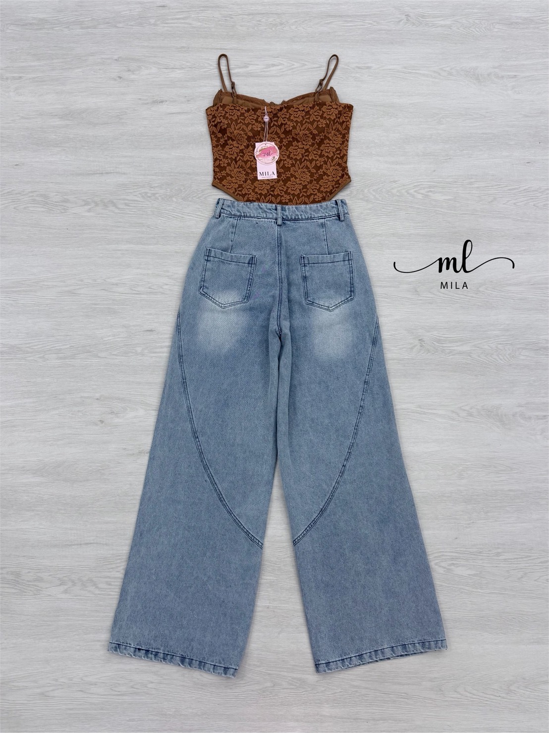 SET สวยหรูดูแพง แมทช์ง่าย เซ็ตบอดี้สูทลูกไม้โทนสีน้ำตาลเข้ม ขับผิวออร่าสุดๆ ตัดกับยีนส์ทรงขากว้างฟอกสวย กระดุมและซิปหน้าอย่างดี ใส่แล้วหุ่นปังสุดๆ งานจริงละเอียดมาก ลุคสายฝอจะหวานก็ได้ แซ่บก็ดี