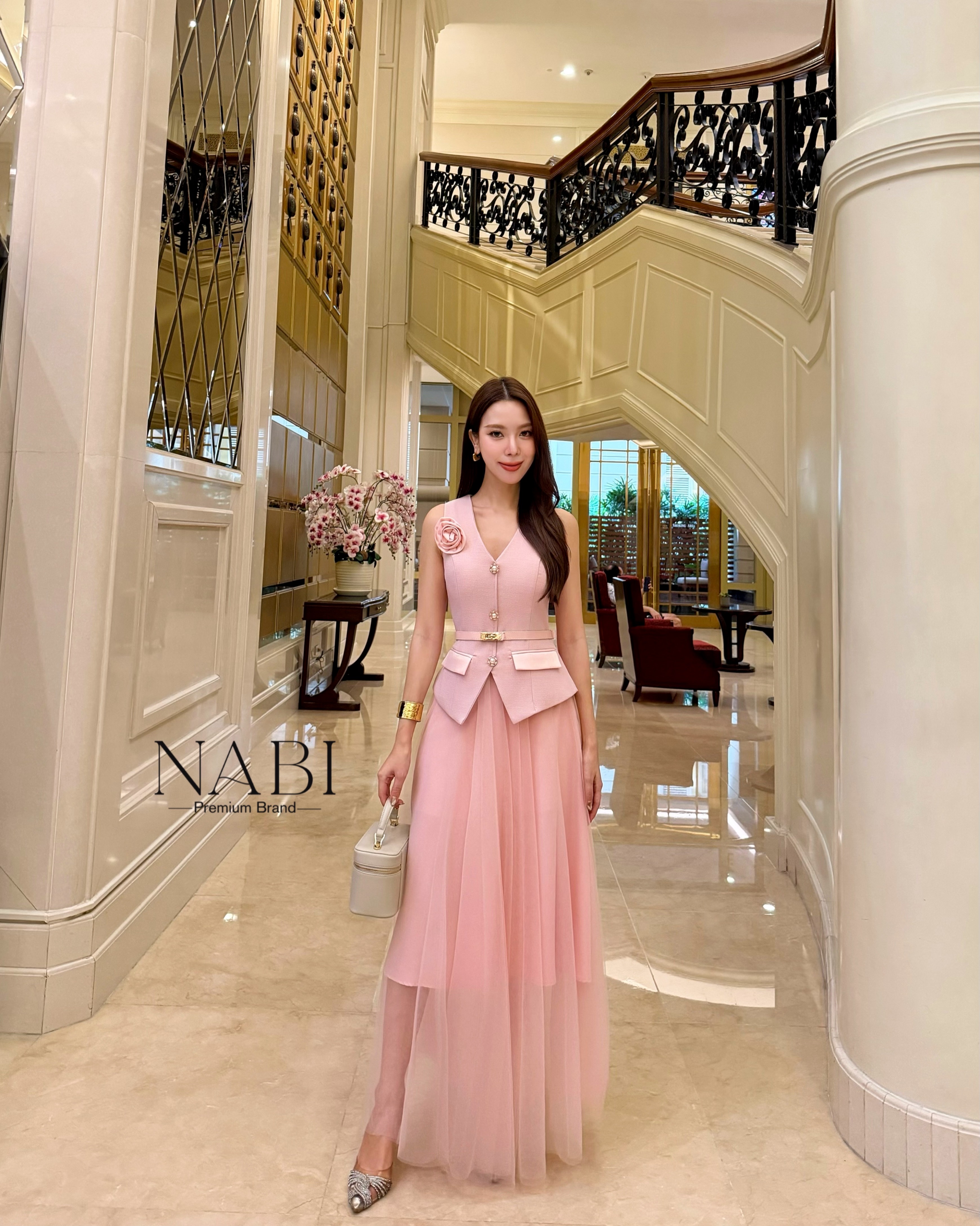 ชุดเซ็ต 2ชิ้น เสื้อแขนกุดคอวี แต่งกระดุมมุกด้านหน้า เพิ่มความโดดเด่นเรียบหรูด้วยกระเป๋า 2ข้าง ปกผ้าSATINเงาสวยหรูดูแพงไปอี๊ก พร้อมฟองน้ำและซับในอย่างดี มาคู่กับกระโปรงยาวซับทั้งตัว ซิปหลัง แถมเข็มกลัดและเข็มขัด ใส่แมทช์กันลงตัวมากๆค่ะ ห้ามพลาดนะคะ😘