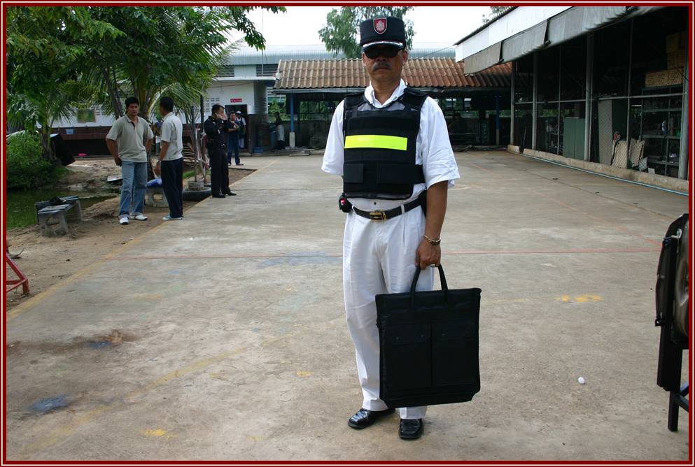 กระเป๋านิรภัยกันกระสุน กระเป๋ากันกระสุน ใช้ป้องกันร่างกายบางส่วนจากกระสุนปืนพกระดับ Level IIA และยังเป็นกระเป๋าสำหรับใส่สัมภาระได้