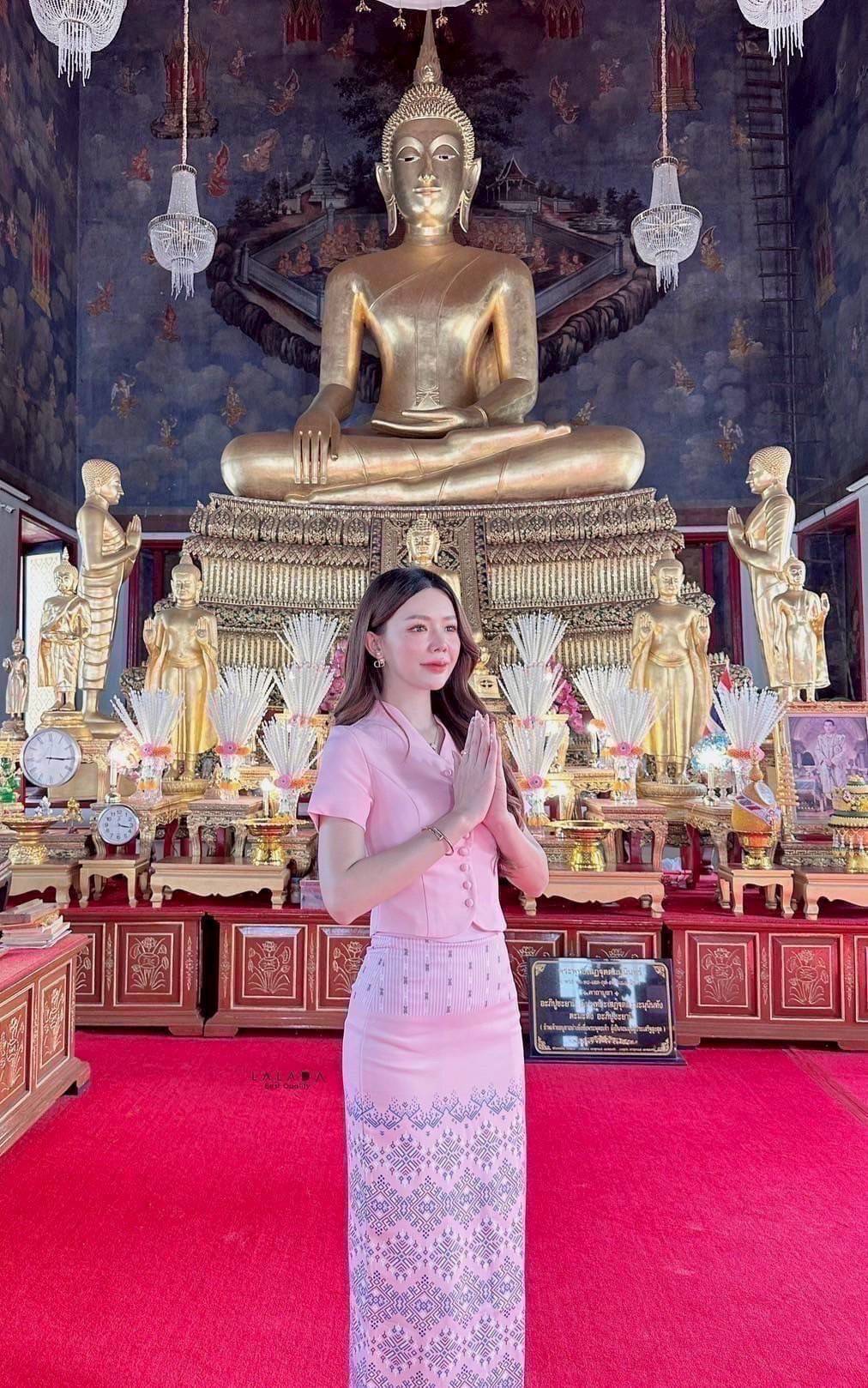 #งามอย่างไทย #ชุดไทย •Detail : set 2 ชิ้น ผ้าไทย ชุดไปทำบุญ ชุดไปงาน พร้อมส่งค่า เสื้อคอวีสีชมพูกระดุมหน้า ช่วงอกเสริมฟองน้ำแมทช์กับผ้าถุงสำเร็จ ผ้าพิมพ์ลายมีซิบหลัง สวมใส่สะดวก สวยหวานฉ่ำๆ งานบุญ งานบวชได้หมดเลยค่ะ