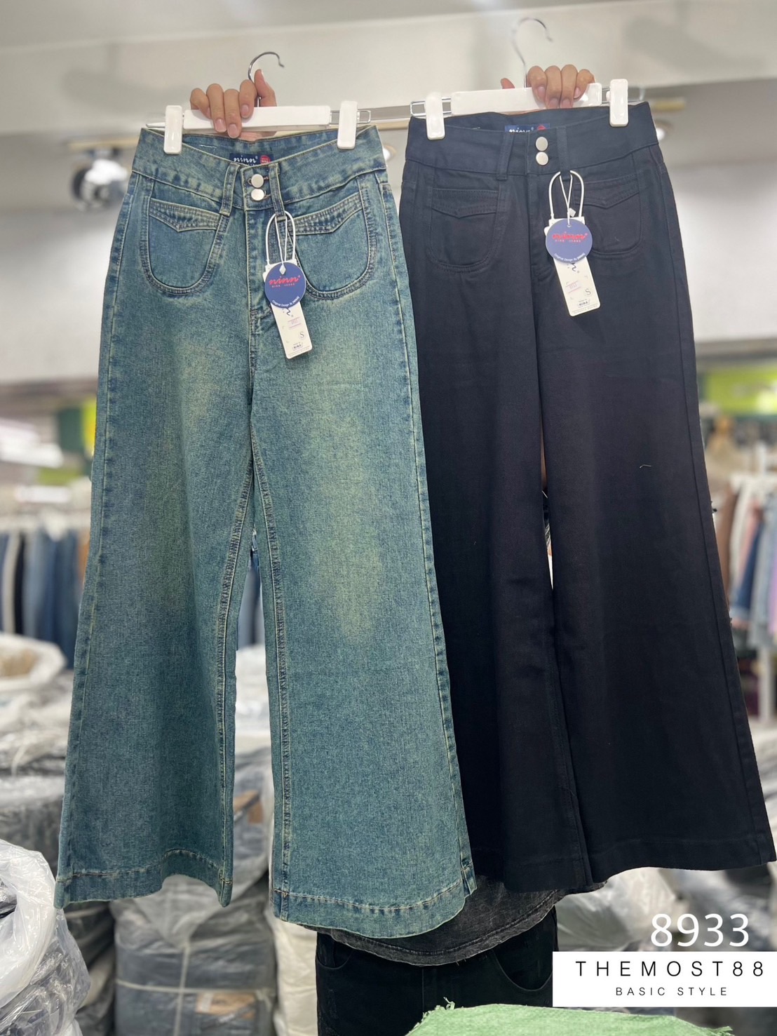 #8933 กางเกงขาบานเอวสูงผ้าไม่ยืด งานเอวสูง สองกระดุม แต่งกระเป๋าหน้า สีฟอกสวยๆ งานปลายขาเย็บเก็บ เทรนนี้ต้องเก็บใส่ตู้แล้วจ้า