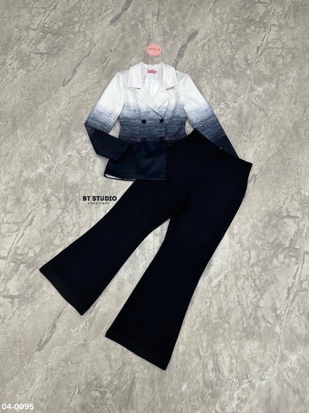 เซท 3 ชิ้น เสื้อเบเซอร์แขนยาวคอปกแต่งไล่สีจากสีพื้นไปอีกสี แต่งกระดุม 4 เม็ด แมทซ์กับกางเกงขายาวกระเป๋าใช้งานได้จริง งานสวยเนื้อผ้าดี มีซับใน