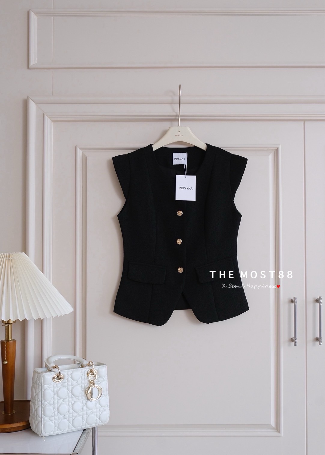 เสื้อดีเทลไหล่ล้ำแบบดูหรูดูดี งานผ้าทวีตเกรดแพง ใส่ไม่คันระคายผิว ตัดเย็บซับในแบบเดียวกับงานเบลเซอร์เกรดห้าง ดีเทลแต่งกระดุมโลหะสีทองสวยติดแกรม โอ้โหพลาดไม่ได้คร่าา