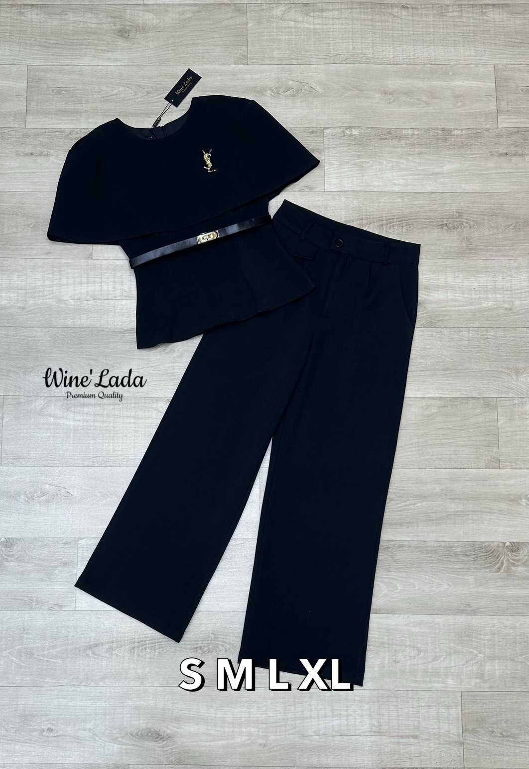 Set 4 Pcs.เซ็ทเสื้อคลุมไหล่สีดำ มาพร้อมกับกางเกงขาวยาวสีเข้าเซ็ท มีกระเป๋าด้านหน้าทั้งสองข้าง มีเข็มขัดเส้นเล็กสีน้ำตาลให้อีกหนึ่ง ไม่พอแค่นี้ มีเข็มกลัดอะไหล่ทองเพิ่มคสามหรูหราไปอีก มาในโทนสีเรียบๆ