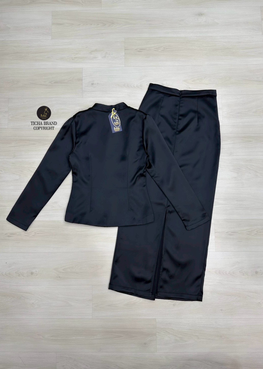 ชุดเซต2ชิ้น สีดำ ชุดไทยจิตรลดา เสื้อคอจีนแขนยาวแต่งกระดุมด้านหน้าใช้งานได้จริง มาคู่กับกระโปรงยาวทรงสอบดีเทลเย็บพับด้านหน้าให้ดูสวย ดีไซน์ผ่าหลัง (มีซิปหลัง) ทรงสวยเข้ารูปเป๊ะมาก