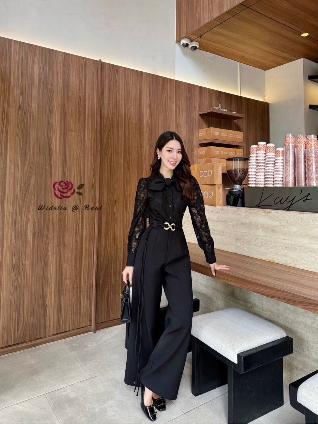 Set เสื้อลูกไม้แขนยาวกับกางเกงขากระบอก มาพร้อมเข้มขัดให้1เส้น คอผูกโบว์ กระดุมหน้า กางเกงผ้าสีพื้น เอวสูง มีกระเป๋าล้วง งานทรงสวยเป๊ะมาก คัตติ้งเนี๊ยบ รุ่นนี้คือสวยจริง รับรองใส่ออกมาไม่ผิดหวังการันตีให้เลย บอกเลยห้ามพลาดเด็ดขาด งานดีงานสวยแน่นอน