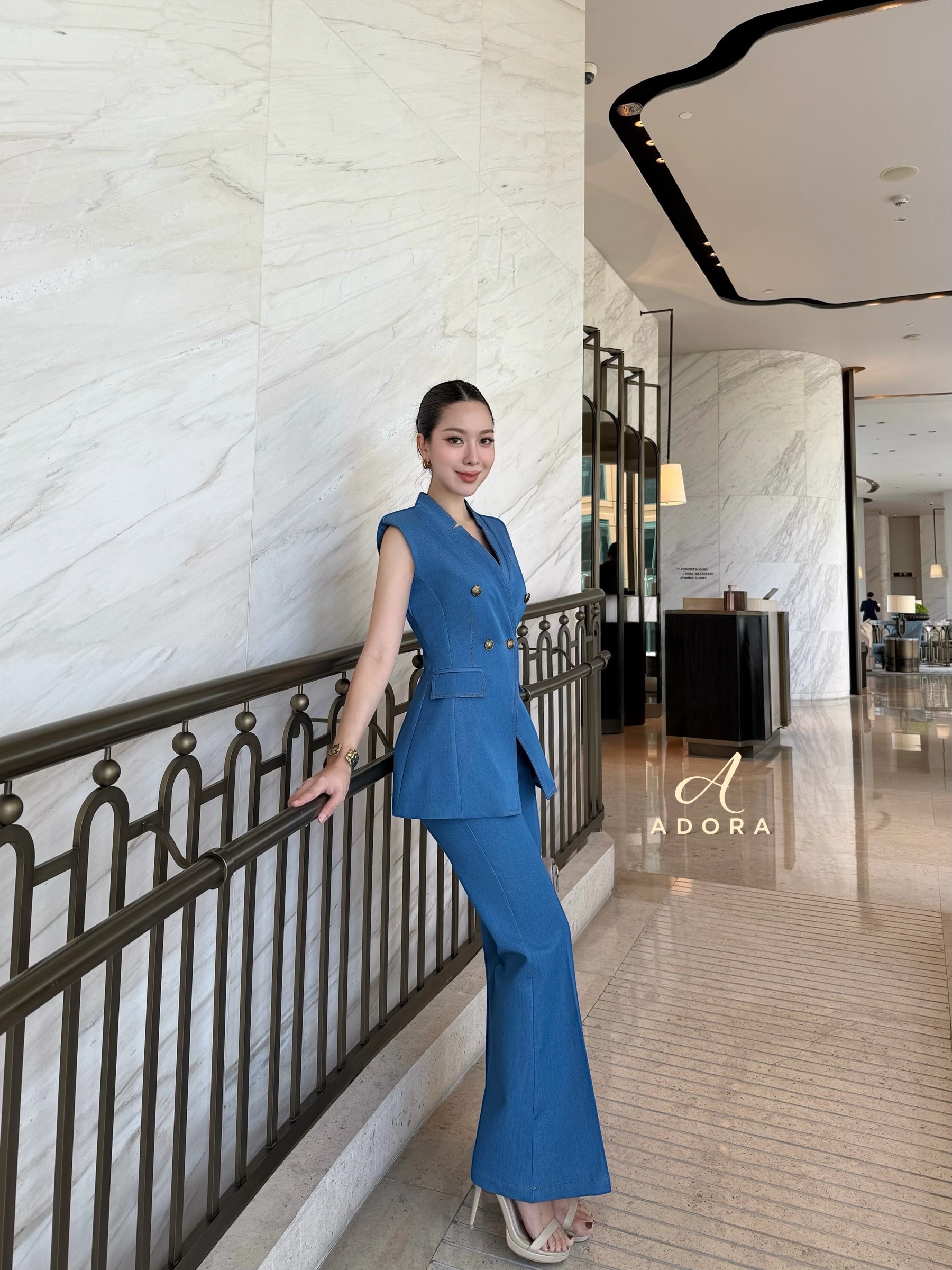 เซ็ทสุดคุ้ม ดีไซน์สุดหรูหรา เสื้อดีไซน์คอวีแขนกุด งานกระดุมหน้า เนื้อผ้าโพลีเอสเตอร์ แต่งกระเป๋าหน้า ใช้อะไหล่กระดุมงานพรีเมี่ยม + กางเกงเอวสูง เข้าเซ็ท ใส่แล้วเก็บทรง ดูหุ่นดีมากๆเลยค่ะ เนื้อผ้าเกรดพรีเมี่ยมทั้งตัว เนื้อผ้ามีคุณภาพ
