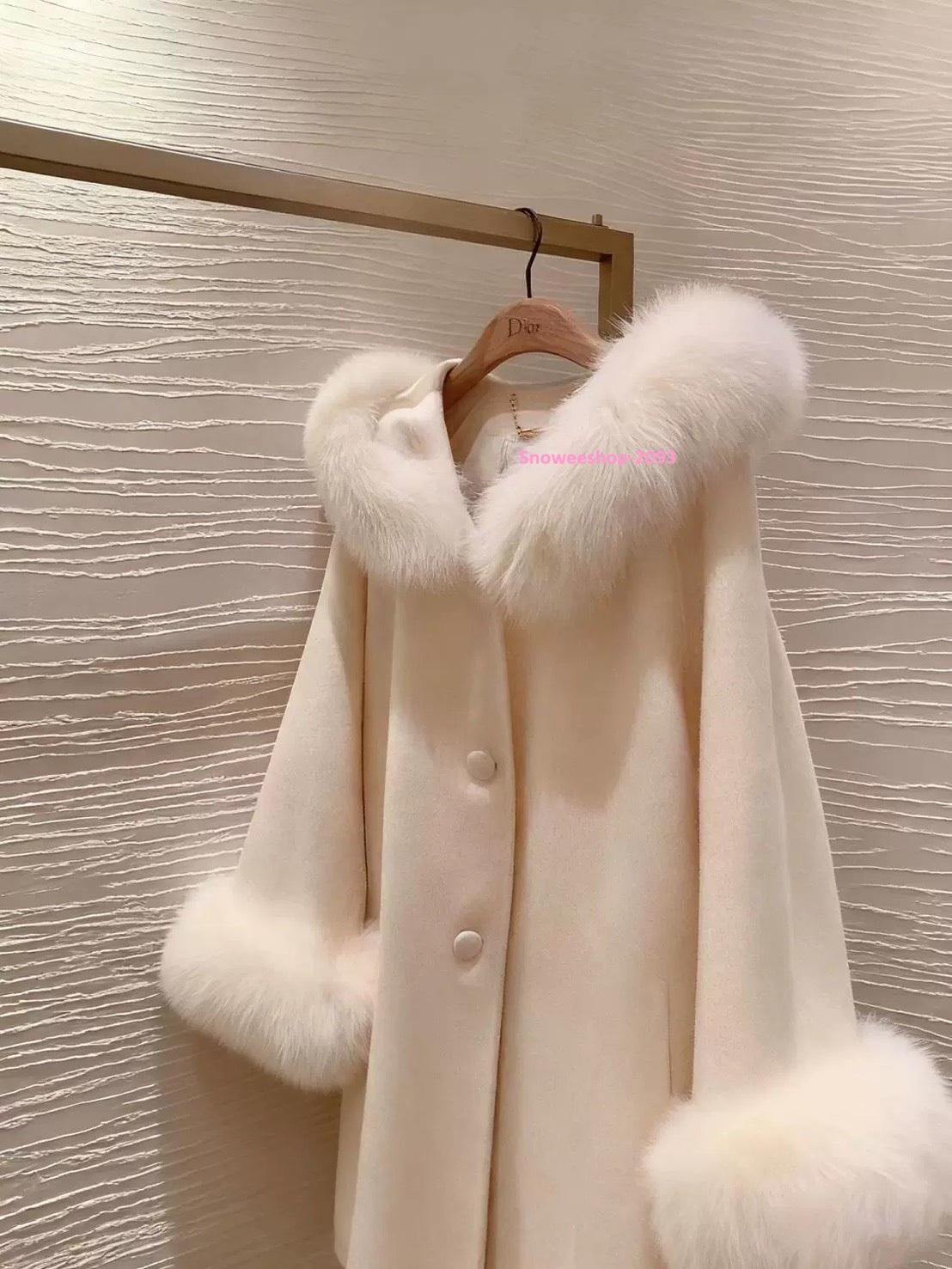 ผ้านุ่มนิ่มมาก ใส่สบายไม่คัน โค้ทขนเฟอร์ตัวนี้คือ ของมันต้องมี สำหรับทริปหน้าหนาว ซับในหนา อบอุ่นจริง ใส่เที่ยวยุโรป เกาหลี ญี่ปุ่น เอาอยู่ มีให้เลือก 4 สีแบบผู้ดีทุกสี