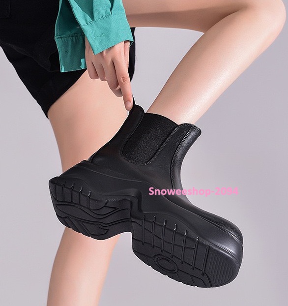 รองเท้าบูทที่เกิดมาเพื่อทริปหนาวและลุคเท่แบบไม่พยายาม สวมสบาย เดินทั้งวันก็ไม่เมื่อย พื้นหนาเก็บความอุ่น ส้นมั่นคง เดินบนหิมะก็เอาอยู จะไปทำงานก็ได้ จะไปเที่ยวก็ดี แมทช์กับโค้ทคือสวยจึ้งมาก 2 สี ไซส์ผู้หญิง 32-40 ทรงหัวมนสปอร์ต