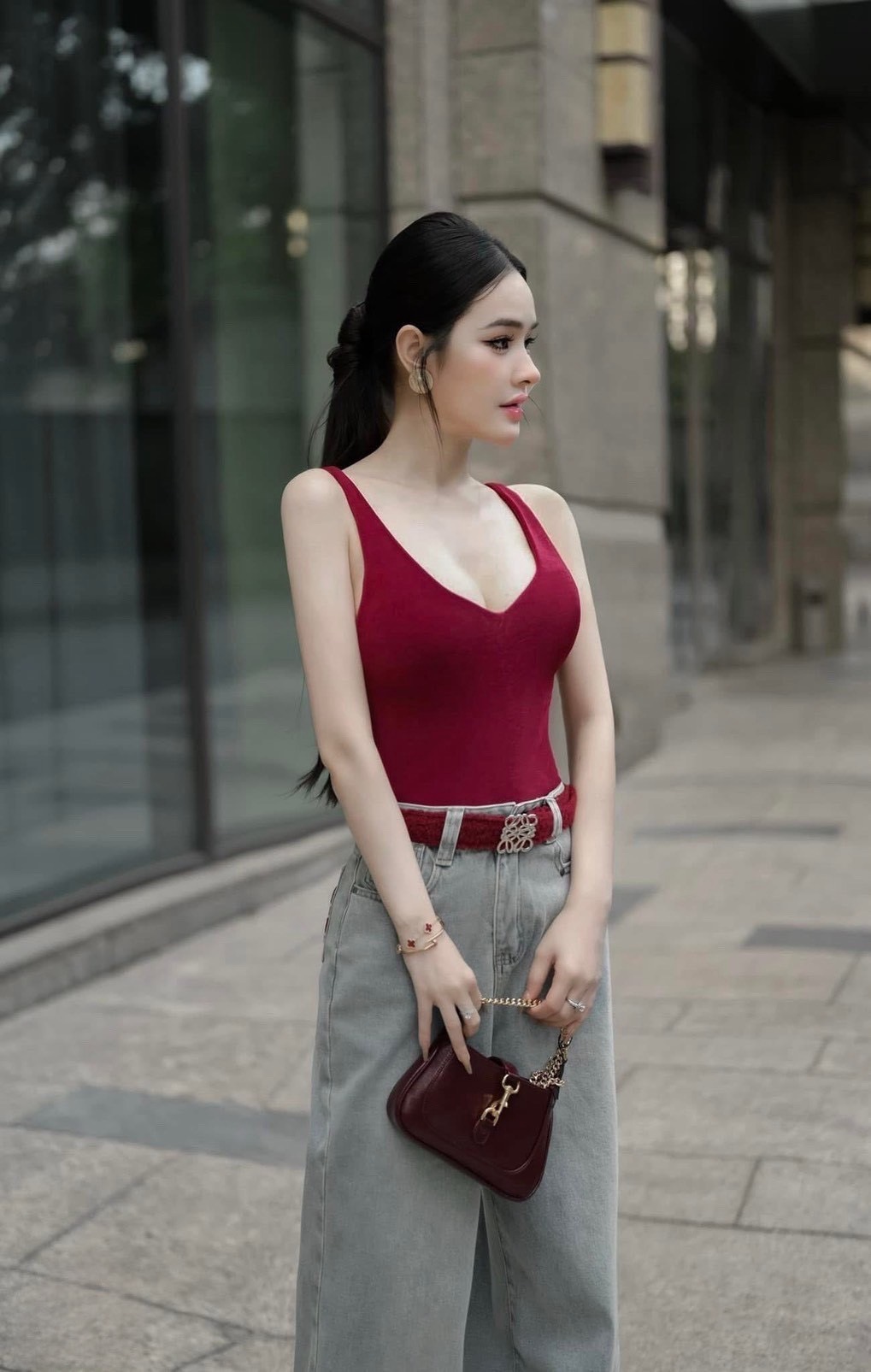 Set 2 ชิ้น บอดี้สูทสีแดงสายเดี่ยวอกเว้าลึกเนื้อผ้านิ่มใส่สบาย ( ไม่เสริมฟองน้ำ ไม่มีซิปหลัง ) มาพร้อมกับกางเกงยีนส์ขายาวเอวสูงกระดุมและซิปด้านหน่า มีกระเป๋าล้วงทั้งสองข้างกางเกงสีฟอกสนิ สวยมาก และยังมีเข็มขัดหนังสีแดงใหือีกเส้น สวยแซ่บสุดๆ