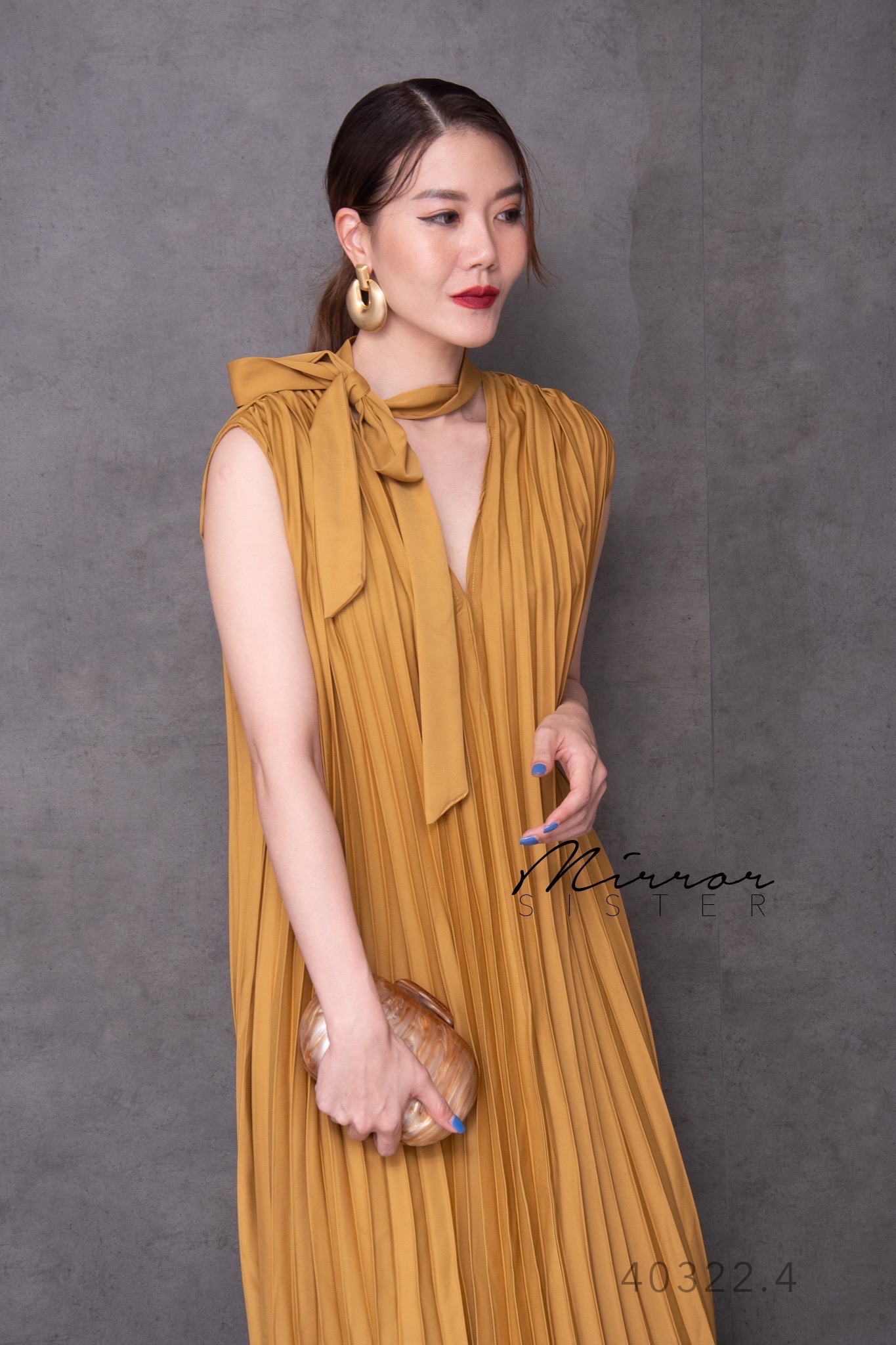 MiRRoRSiSTER 's MagNě PLeaTed DReSS•• เดรสพลีทแขนกุด ทรงหลวม แพทเทรินสวยใส่ง่าย ช่วงคอVดีเทลเก๋มีเชือกให้ผูกโบว์ได้ตามใจชอบ อัดพลีทเฉียบแน่นๆ ใส่ไปงานสวยหรูดูดีไม่มีอายใคร ใครใส่ก็ถูกใจ สวยทุกเฉดสี Must Have..!!