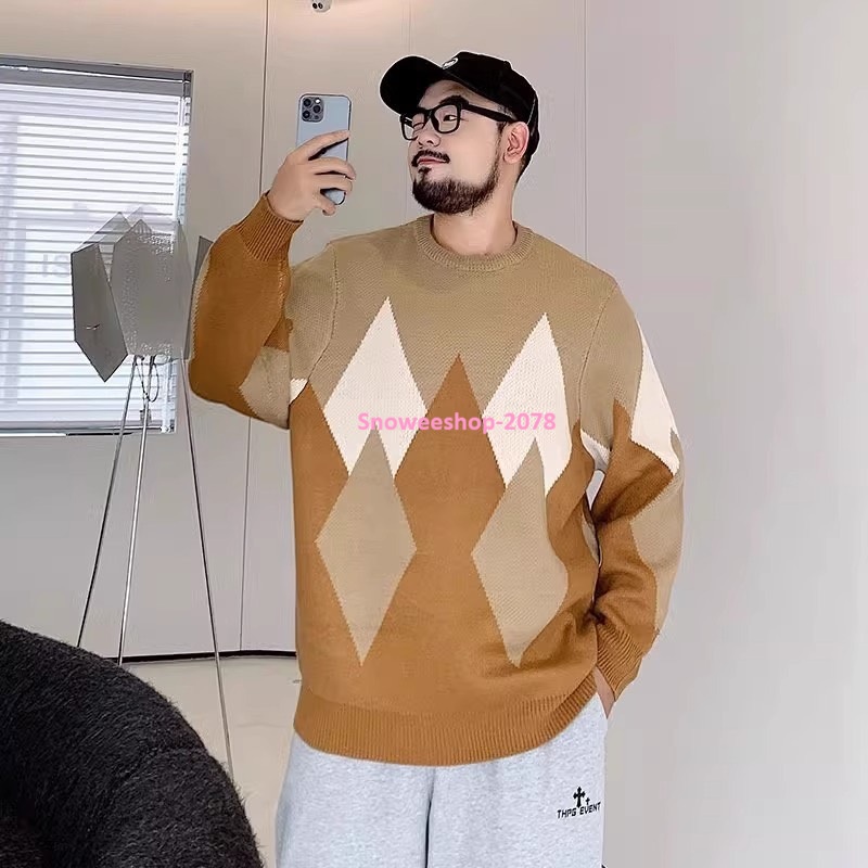 อากาศหนาวแค่ไหน…ก็ยังดูดีได้ เสื้อสเวตเตอร์ไหมพรมทรงหลวม ใส่ได้ทั้งผู้ชายและผู้หญิง ดีไซน์เรียบแต่ดูแพง ผ้านุ่มไม่คัน อุ่นกำลังดี เหมาะสุดๆ สำหรับทริปเที่ยวต่างประเทศ ไซส์ใหญ่พิเศษ 2XL–8XL จะใส่เดี่ยวๆ ก็ดูแฟ ใส่คู่กันก็อบอุ่นหัวใจ มี 2 สีคลาสสิก ใส่ง่าย