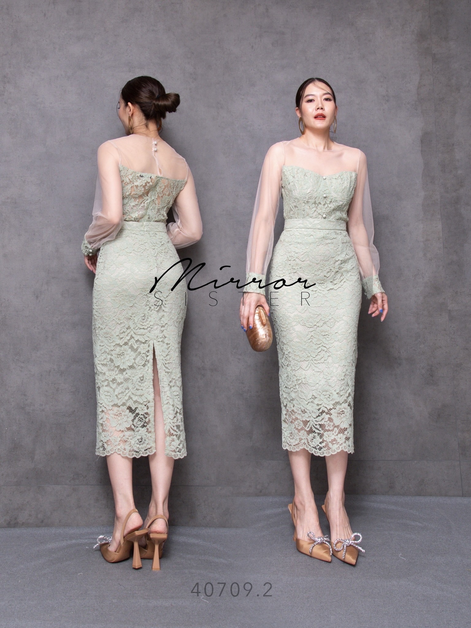 เซ็ทลูกไม้เสื้อคู่กระโปรงทรงสอบสวยเก๋ สวยเริ่ดทุกevent ใส่แล้วดูผอมเพรียว ช่วงบนเป็นเสื้อลูกไม้ตัวสวยเก๋ แต่งซีทรูช่วงอกไปจนถึงแขน ช่วงตัวเป็นลูกไม้ทรงอกเว้า สวยแซ่บ ช่วงล่างเป็นกระโปรงเอวสูงทรงสอบ