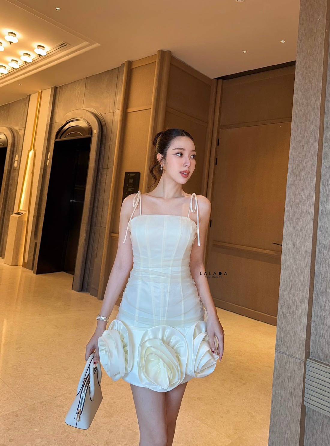 มินิเดรสเกาะอก สายผูกไหล่ได้ตามต้องการ ช่วงตัวแต่งผ้าซีทรู ช่วงล่างปักดอกไม้ 3D แบบเแน่นๆเลยค่ะ งานซิบหลัง ตัดเย็บอย่างดี อกเสริมฟองน้ำ