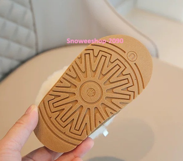 บู๊ตบุขน อุ่น นิ่ม เดินไม่ลื่น ไซส์ 15-25 สำหรับอายุประมาณ 1-3 ขวบ มีให้เลือก 3 สีละมุน น่ารักทุกสีเลย รองเท้าบู๊ตกันหนาวสำหรับเด็กเล็ก บุขนฟูทั้งตัว นุ่ม อบอุ่น ไม่บาดผิว สวมง่ายด้วยซิปข้าง แม่ไม่ต้องเหนื่อยใส่ให้นานเลยบู๊ตบุขน อุ่น นิ่ม เดินไม่ลื่น ไซส์