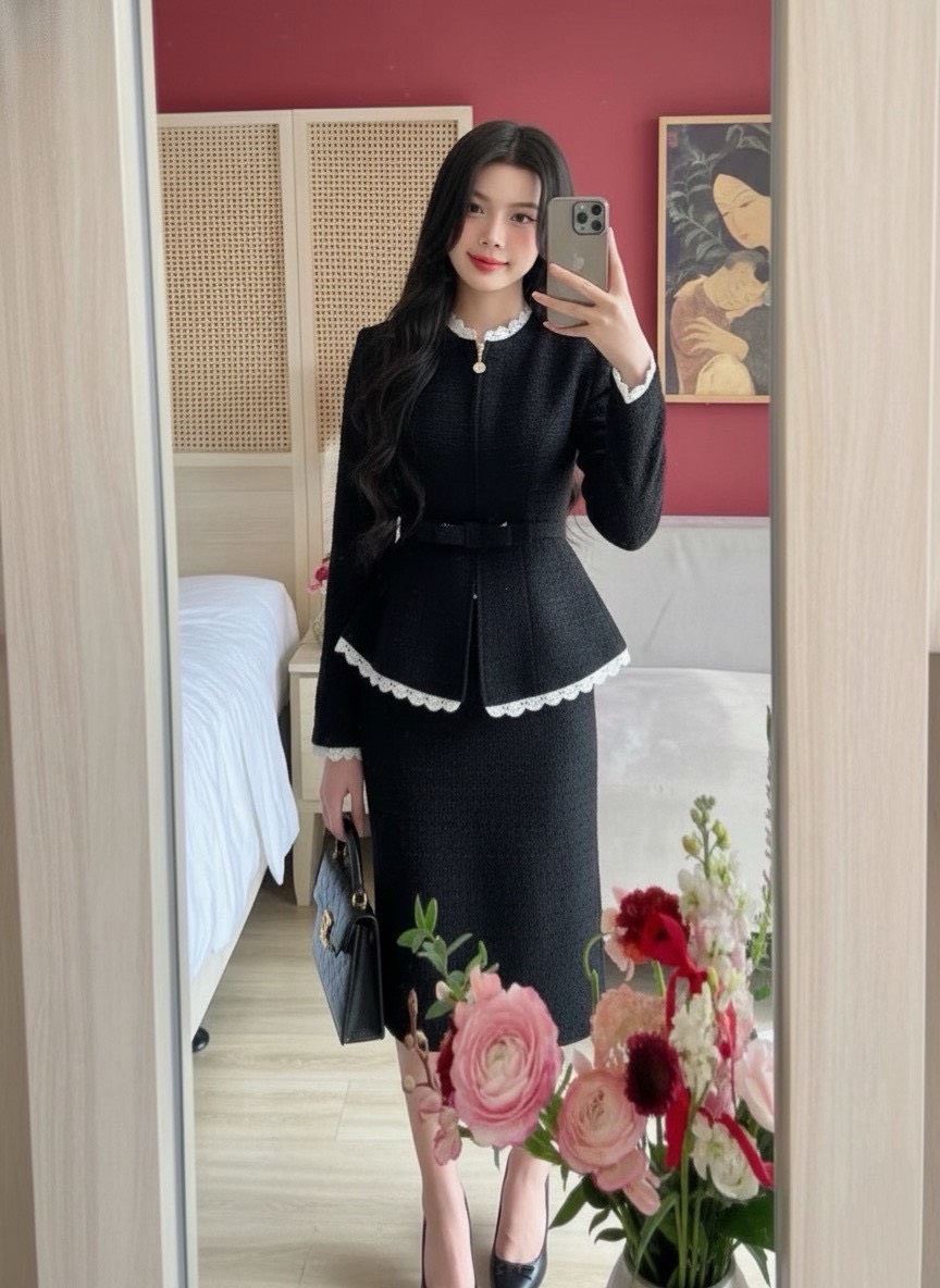 ชุด Set2ชิ้น เสื้อแขนยาวผ้าทอสีดำทั้งชุด คอกลม แต่งระบายคอ ปลายแขน และชายเสื้อ ซิปหน้า (อกเสริมฟองน้ำ) มาพร้อมเข็มโบสีดำใส่แมตช์กับกระโปรงยาวทรงสอบ แต่งผ้าหลัง (มีซิปหลัง)