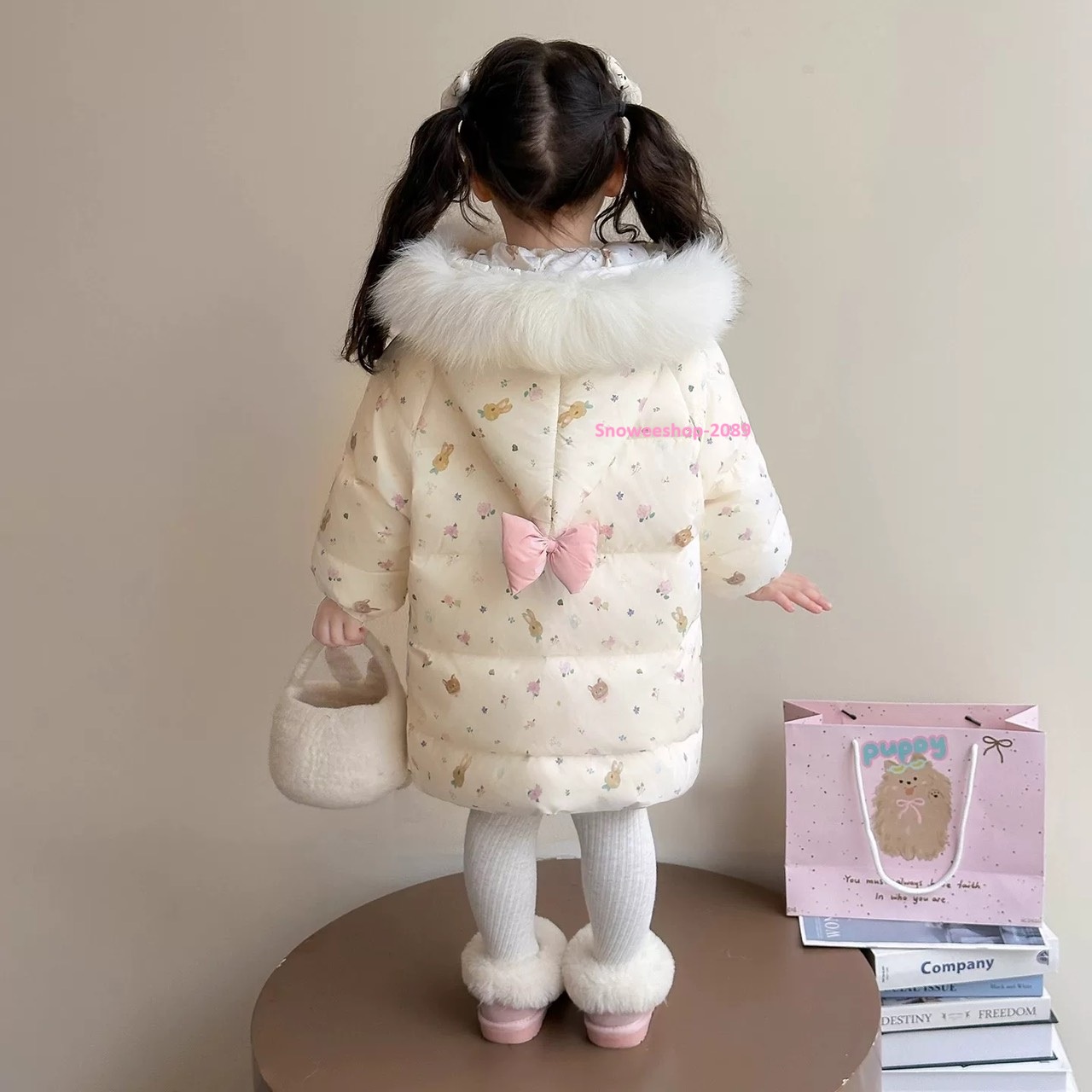 เสื้อกันหนาวเด็กมีไซส์ 80–130 cm Children’s Down Jacket 2025 เรียบหรู ละมุนแบบโทนอบอุ่น สีเบจคุณหนูมาก บุหนานุ่มทั้งตัว ไม่คัน ไม่แข็ง ซิป + กระดุม 2 ชั้น กันลมอยู่สุด ปกสูงกันลมเย็นตรงคอพร้อมหมวกฮู้ดแต่งโบว์ชมพู ใส่ได้ตั้งแต่ ติดลบ ใส่เที่ยวต่างประเทศ หร