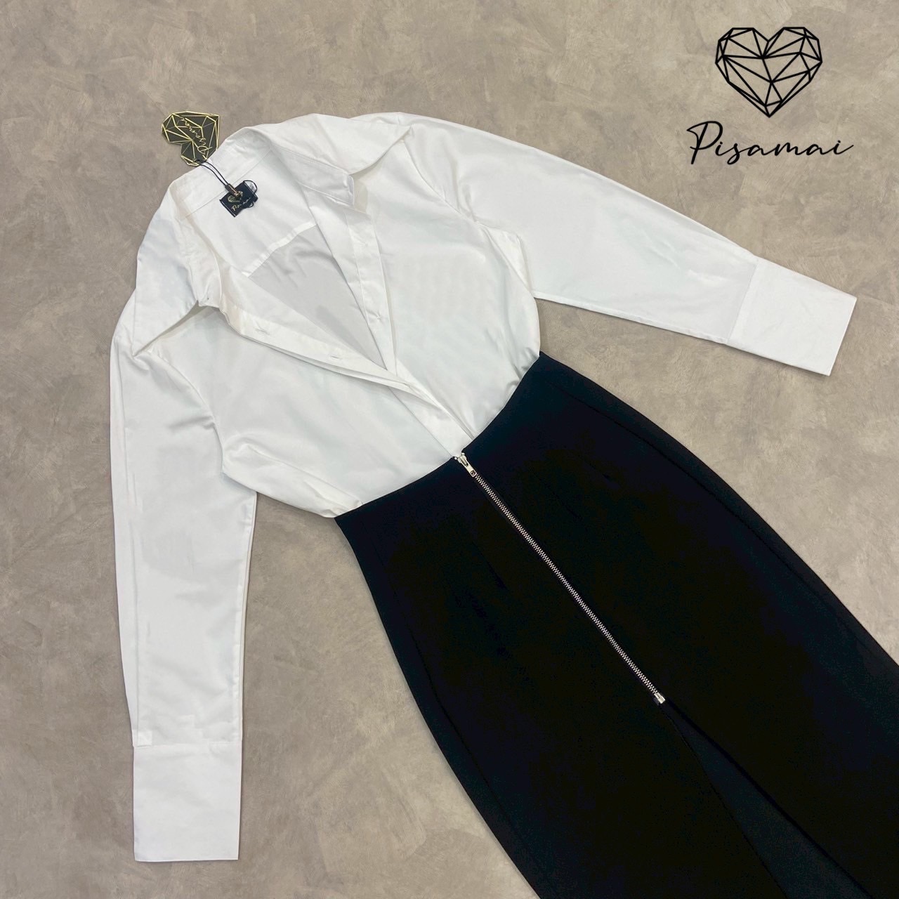 เซ็ตเสื้อเชื้ตคอปกสีขาวแขนยาว มาคู่กับกระโปรงสีดำ แต่งซิปหน้าสั้น อะไหล่เงิน สวย สง่า มาพร้อมเข็มขัดครบเซ็ต เฟียสๆ แกรมๆ ได้ไม่ซ้ำใคร ต้องมีเลยค่า