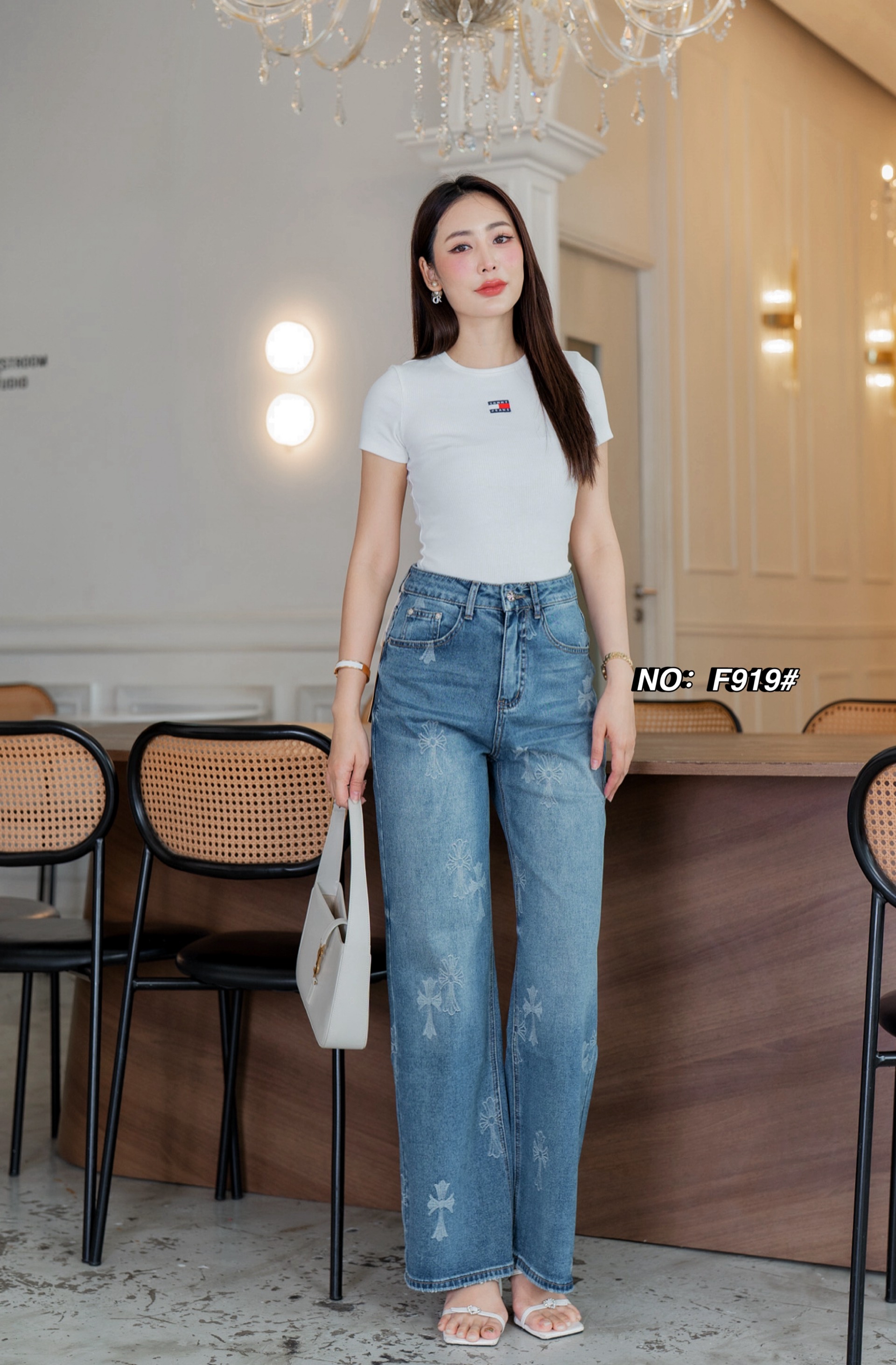 No: RGF919# -กางเกงยีนส์ขากระบอก ทรงสวยมากกกก เอวสูง (ผ้ายืด แต่ยืดน้อยค่ะ)บอกเลยรุ่นนี้เนื้อผ้ายีนส์ยืดอย่างดี ผ้านิ่มมากกกค่ะ ฟอกสีสวย งานปักโลโก้ChromeHearts✝️สวยหรู ใส่สบายมว๊ากก ได้ไปต้องกรี๊ดดดแน่นอน แนะนำว่ารุ่นนี้เป็นอีกหนึ่งรุ่นที่ไม่ควรพล