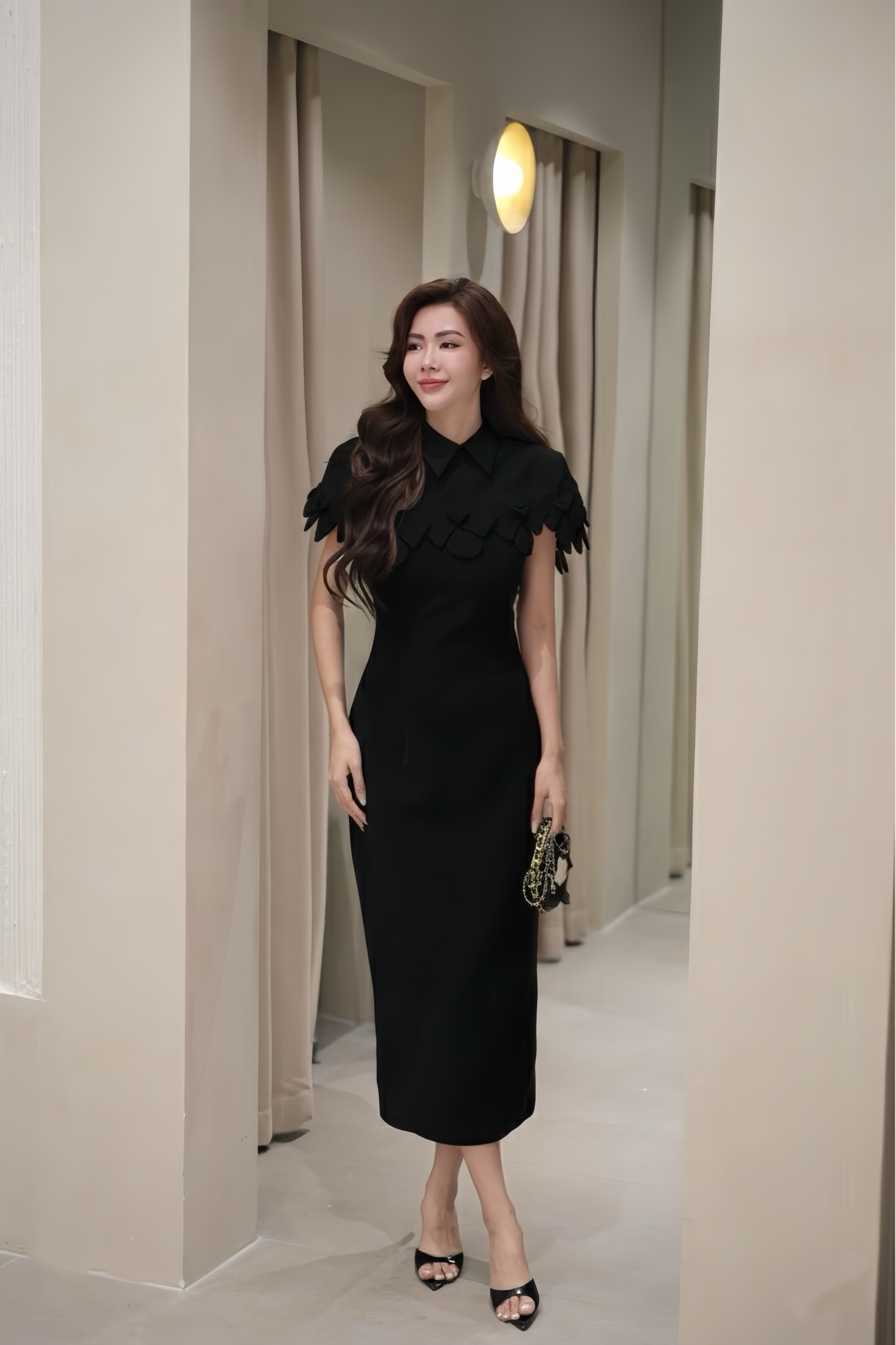 Set 2 ชิ้นสุดหรู เสื้อคลุม+เดรส เสื้อคลุมสีดำดีเทลกลีบดอกไม้เรียงซ้อน เพิ่มมิติและความหวานอย่างมีระดับ แมตช์กับเดรสดำเข้ารูปทรงเรียบหรู เผยลุคผู้หญิงมีคลาส ดูแพงและสง่างามทุกองศา