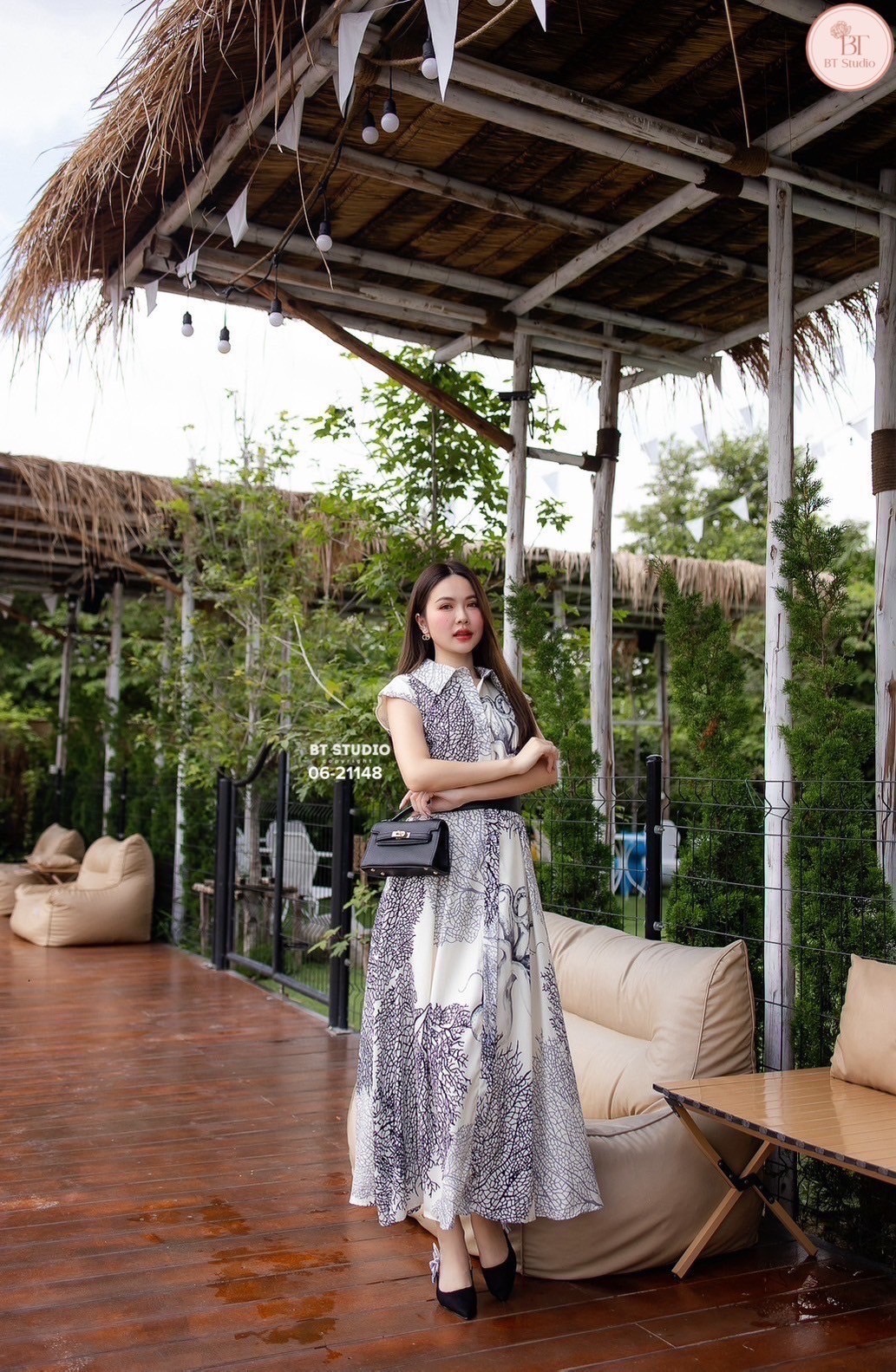 เดรสยาวแขนกุดคอปกกระดุมหน้า ดีไซส์พิมพ์ลายกราฟลิค สวยคมชัด เนื้อผ้าดีคัตติ๊งสวยมีซับในตัว มาพร้อมเข็มขัดสีดำคาดกลางใส่แล้วดูผอมเพรียวมากก