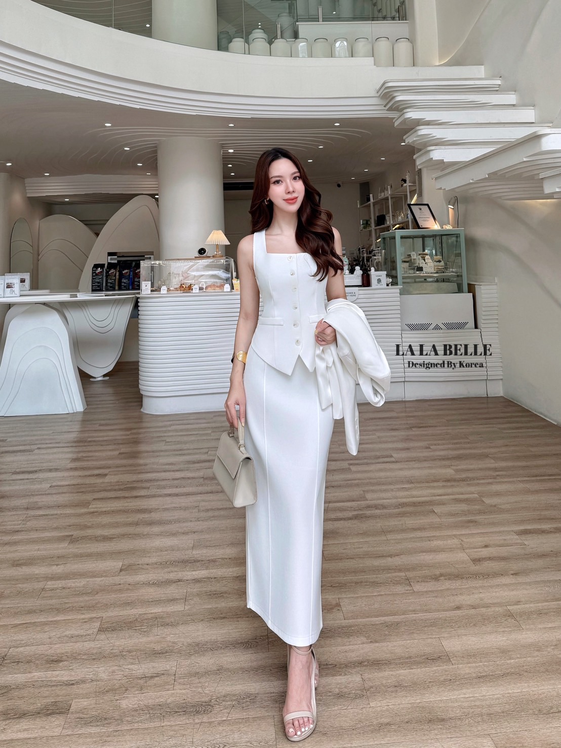 เซต3ชิ้นผ้าสูทอัดกาวอย่างดีผ้ามีน้ำหนักสุดๆเสื้อคอเหลี่ยมกระดุมหน้าเอวเข้ารูปชายเสื้อบานออกเล็กๆใส่กับกระโปรงทรงสอบเอวสูงตะเข็บหน้าผ้าหลังมาพร้อมเสื้อสูทคอกปกกระดุมหน้าแขนยาวบ่าเสริมฟองน้ำมีซับในอัดกาวอย่างดี