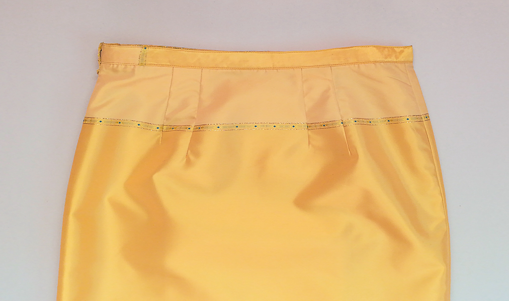 ผ้าถุงไหมสำเร็จรูป (สีเหลือทอง) งานตัดเย็บประณีต อัดผ้ากาวตามสีของผ้าถุง เนื้องานดีเกรด A (รอบเอว 32 นิ้ว)