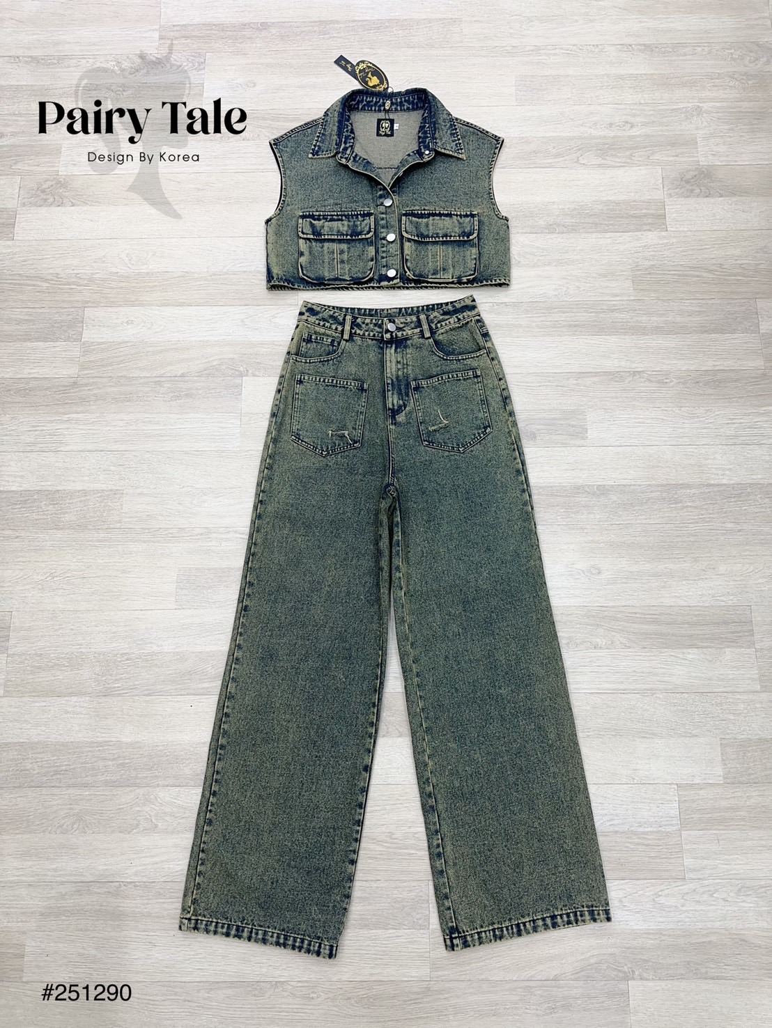 Brand : Kr Detail : Set ยีนคุณเนยย เสื้อคอปกกระดุมหน้า มีกระเป๋าคาโก้ด้านหน้า2ข้าง ใช้งานได้จริง แมตกางเกงขายาวกระบอกตรง มีกระเป๋าหน้าแต่งขาด งานยีนสีฟอกเขียว สีนี้สวยมากๆๆ งานสวยแมตเข็มขัด รับรองเท่สุดๆค่า #251290