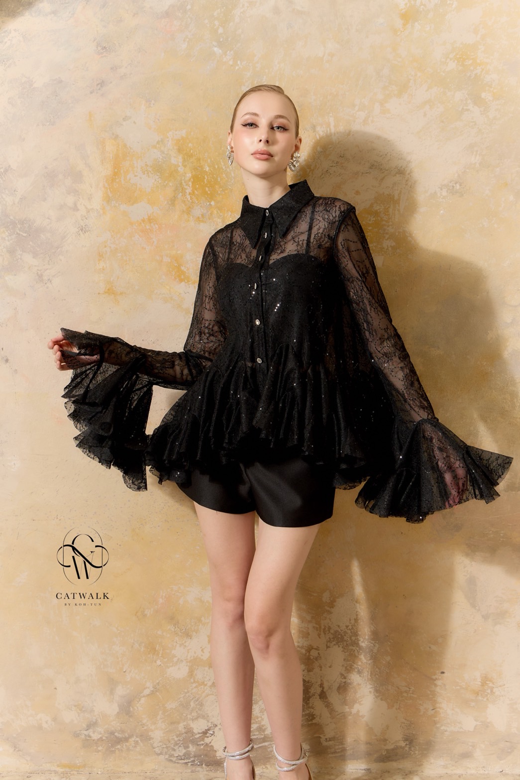 งานป้าย CATWALK BY KOH-TUN Detail>>>เสื้อเชิ้ตเทหลังผ้าลูกไม้ซีทรูปักแต่งเลื่อม เนื้อผ้าลูกไม้ซีทรูเกรดเอ